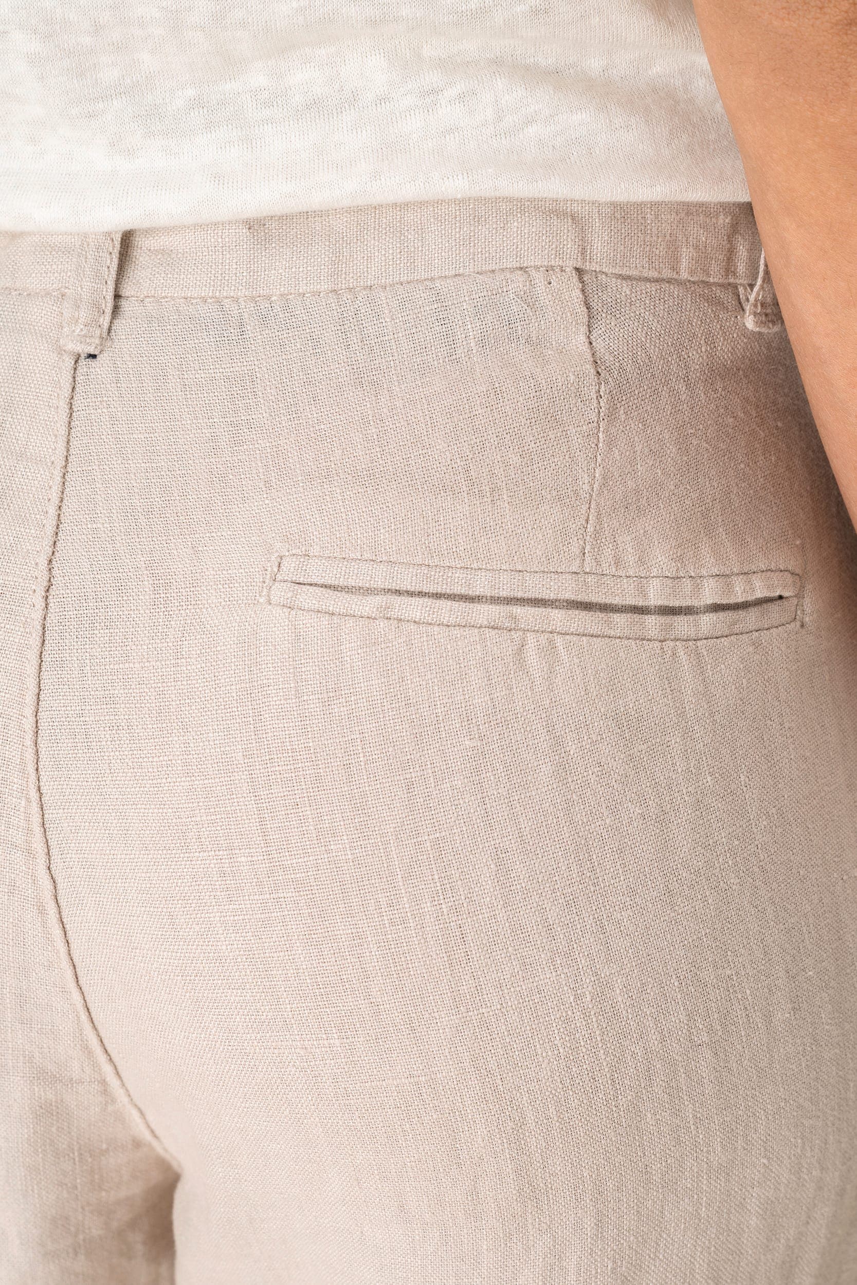 Pantalon en lin femme en situation