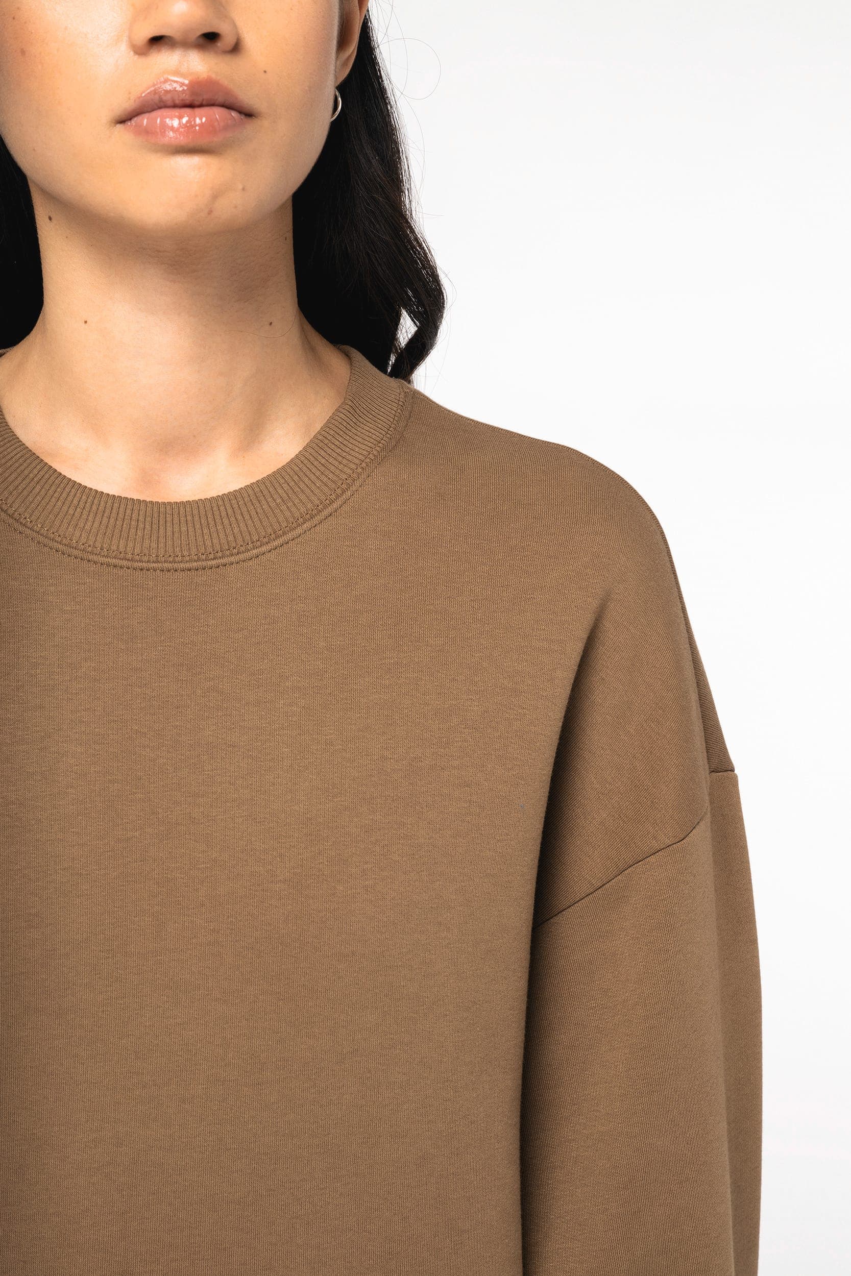 Sweat-shirt écoresponsable à col rond oversize unisexe en situation
