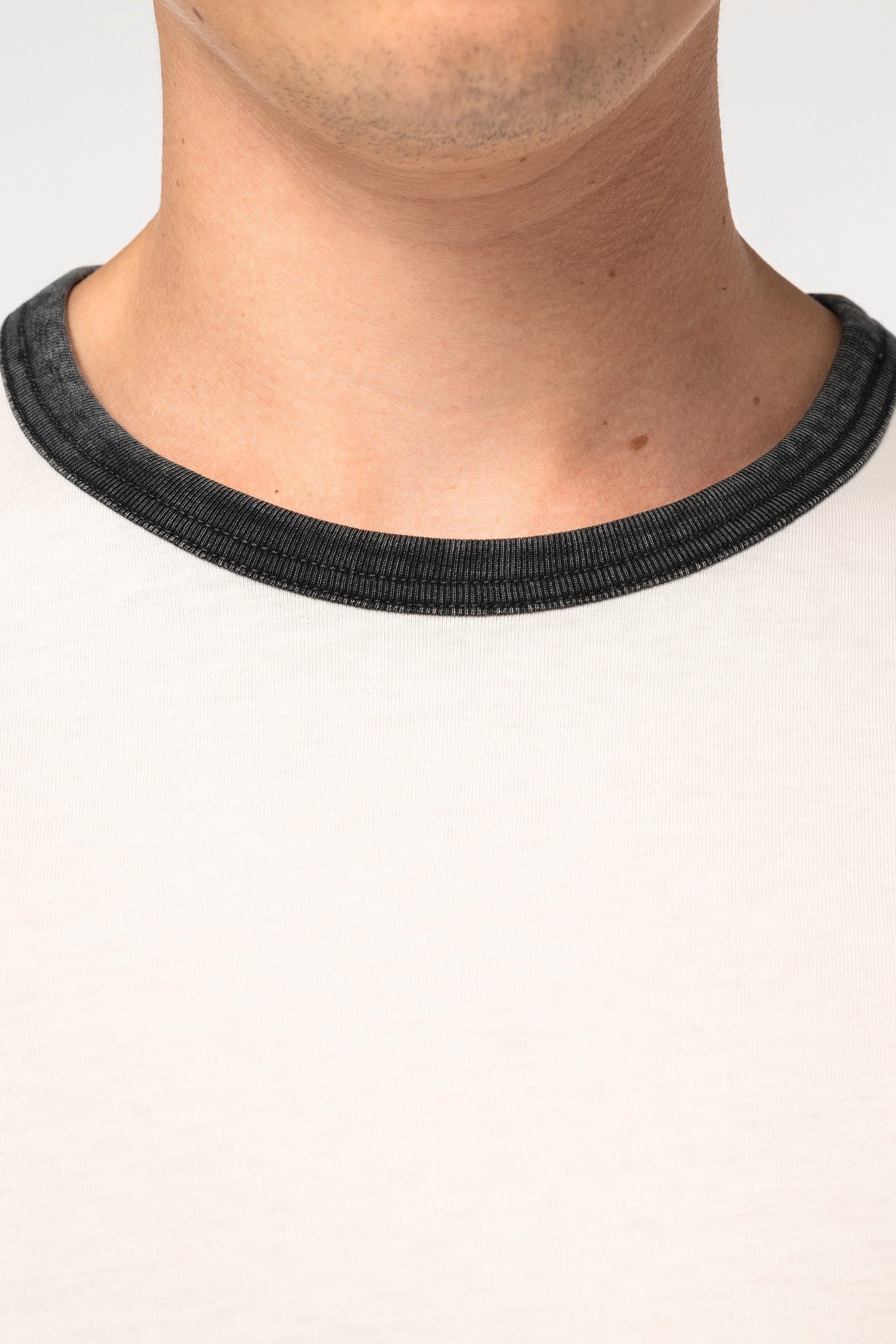 T-shirt ringer écoresponsable à bords contrastés effet délavé homme en situation