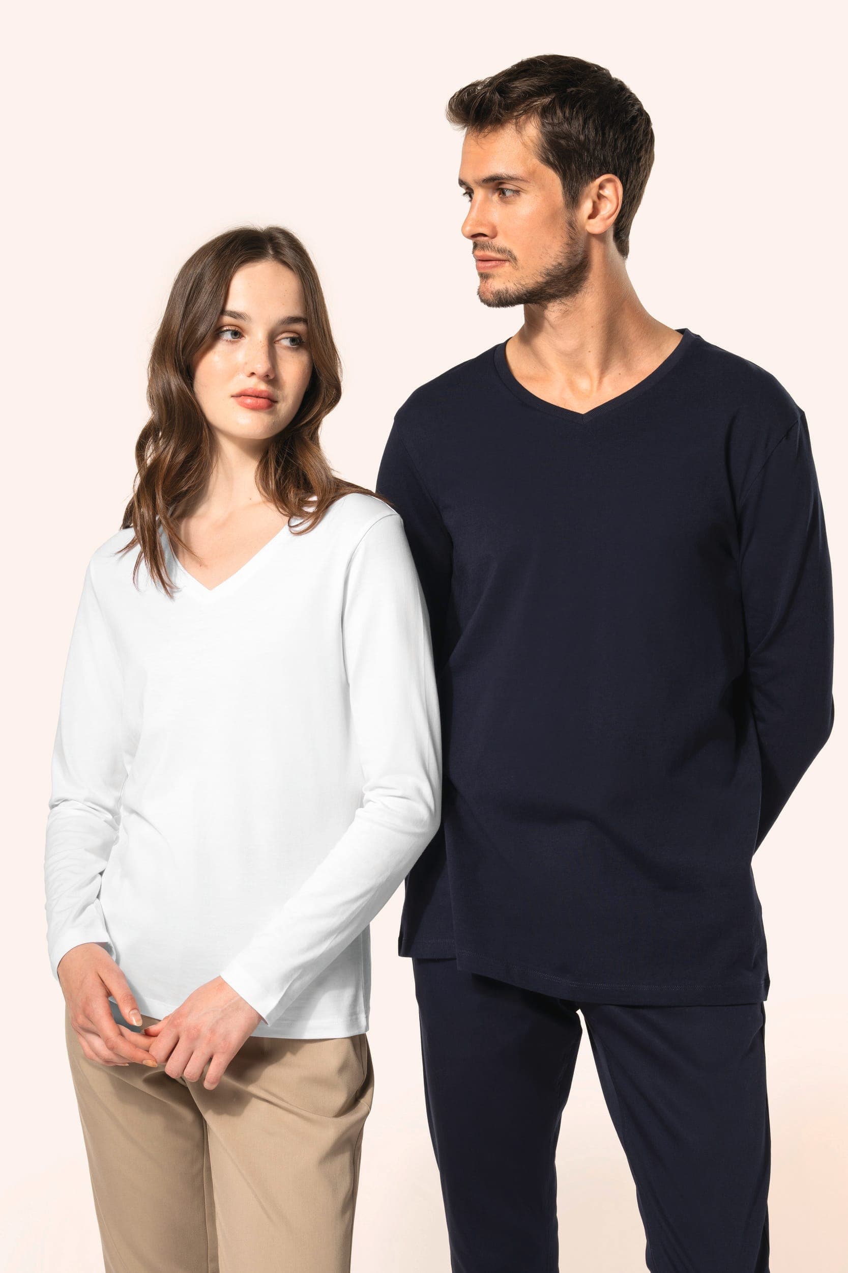 T-shirt Supima® col V manches longues homme en situation