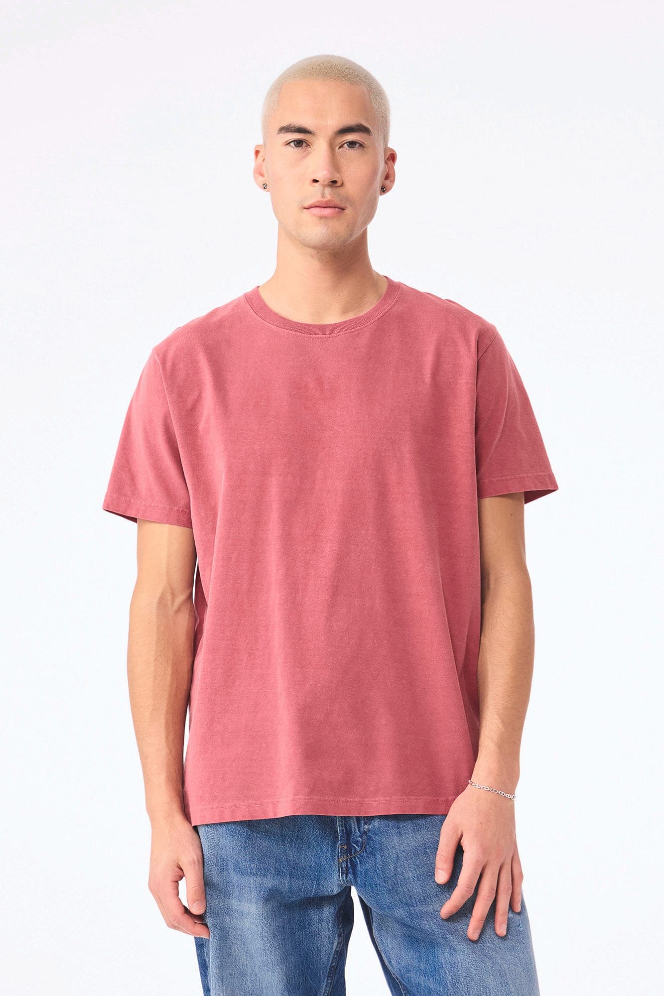 T-shirt délavé épais unisexe en situation