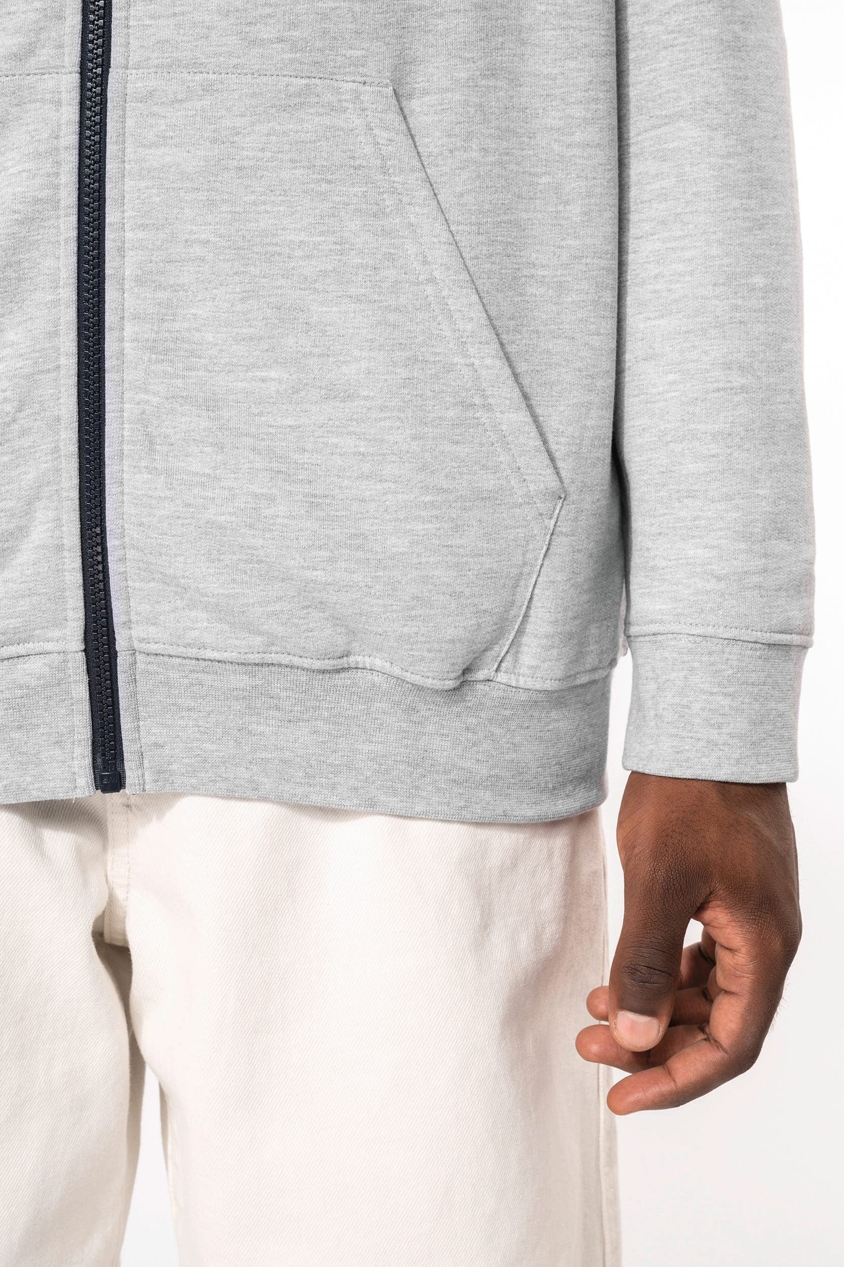 Sweat-shirt zippé capuche contrastée en situation