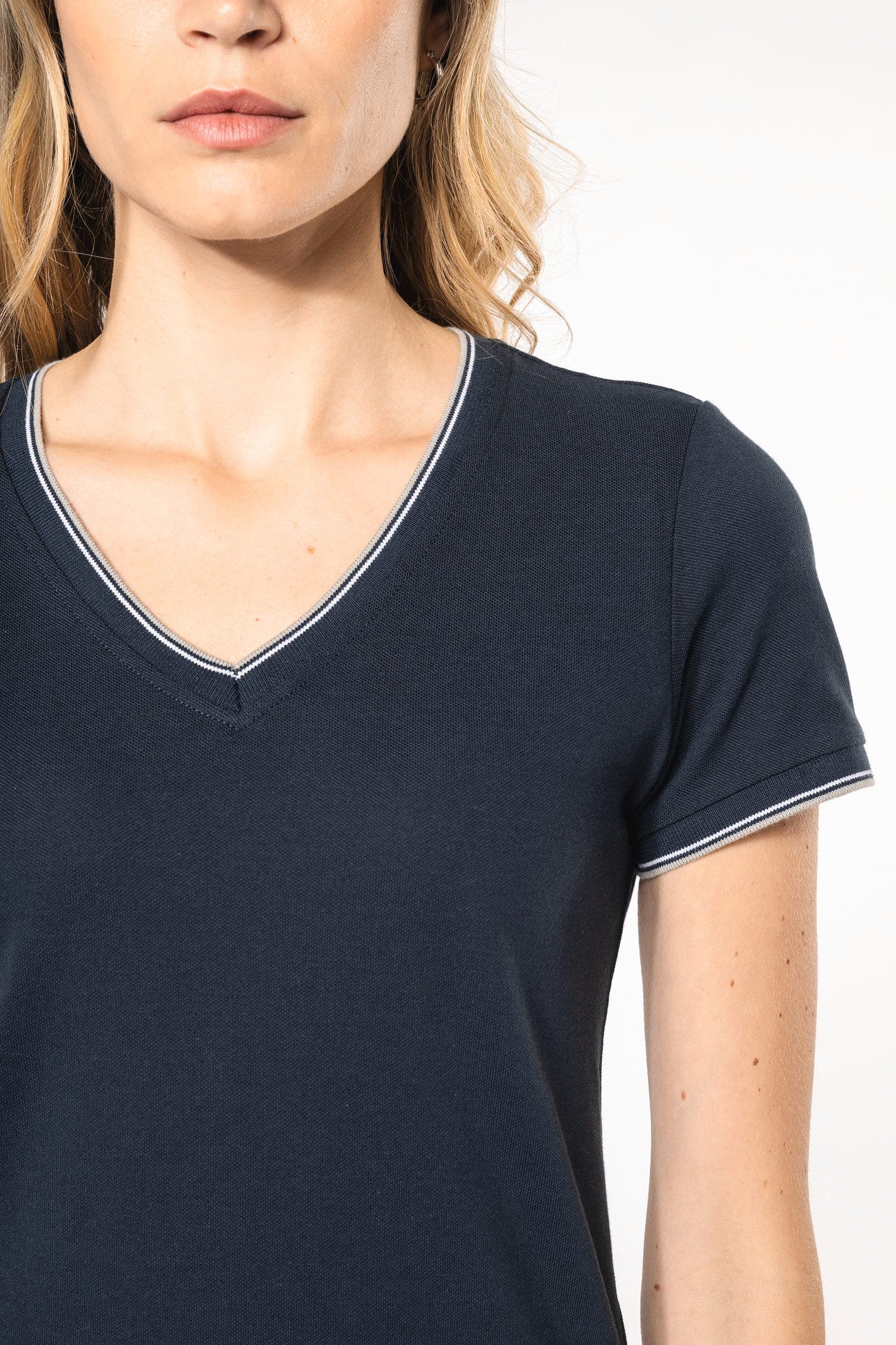 T-shirt maille piquée col V femme en situation