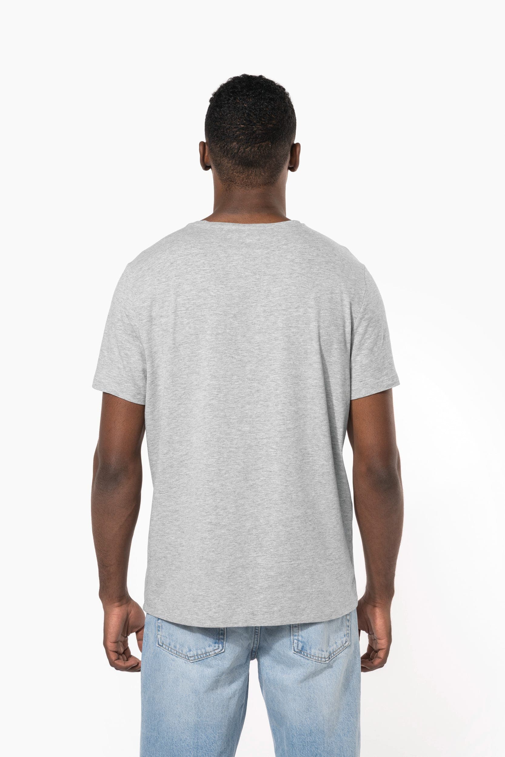 T-shirt manches courtes col V homme en situation