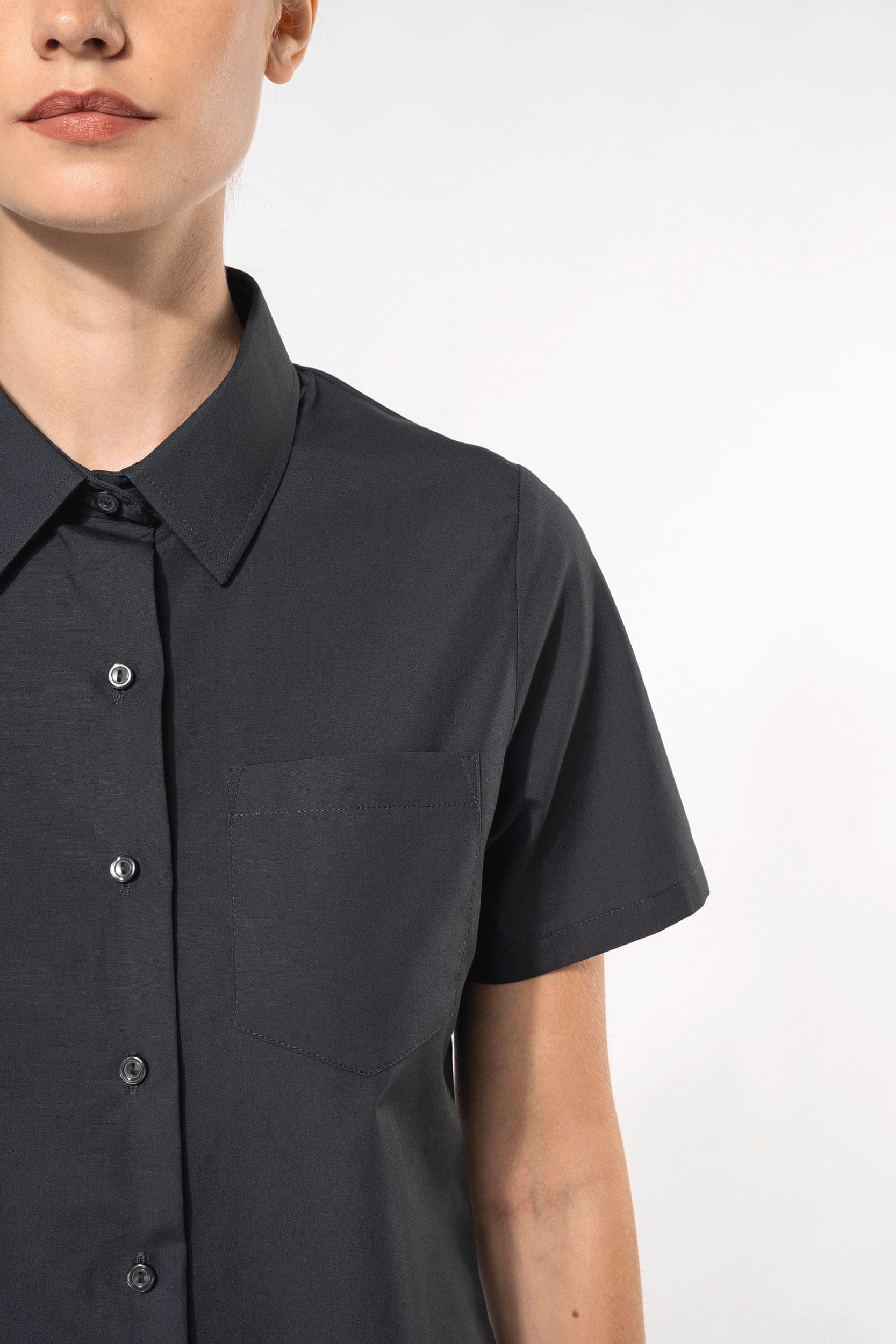 Chemise popeline manches courtes femme en situation