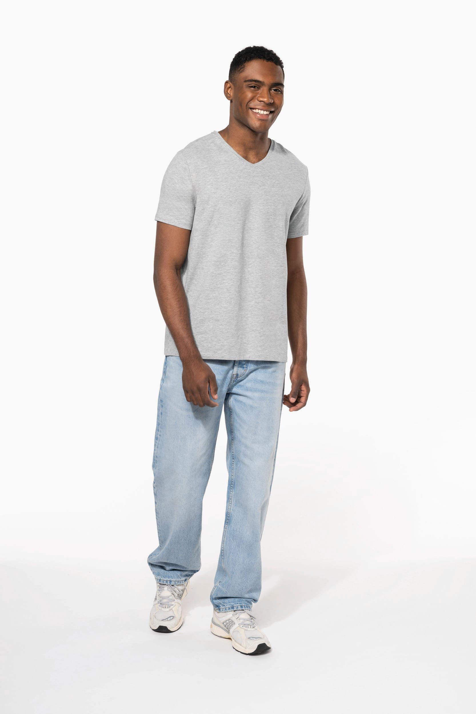 T-shirt manches courtes col V homme en situation