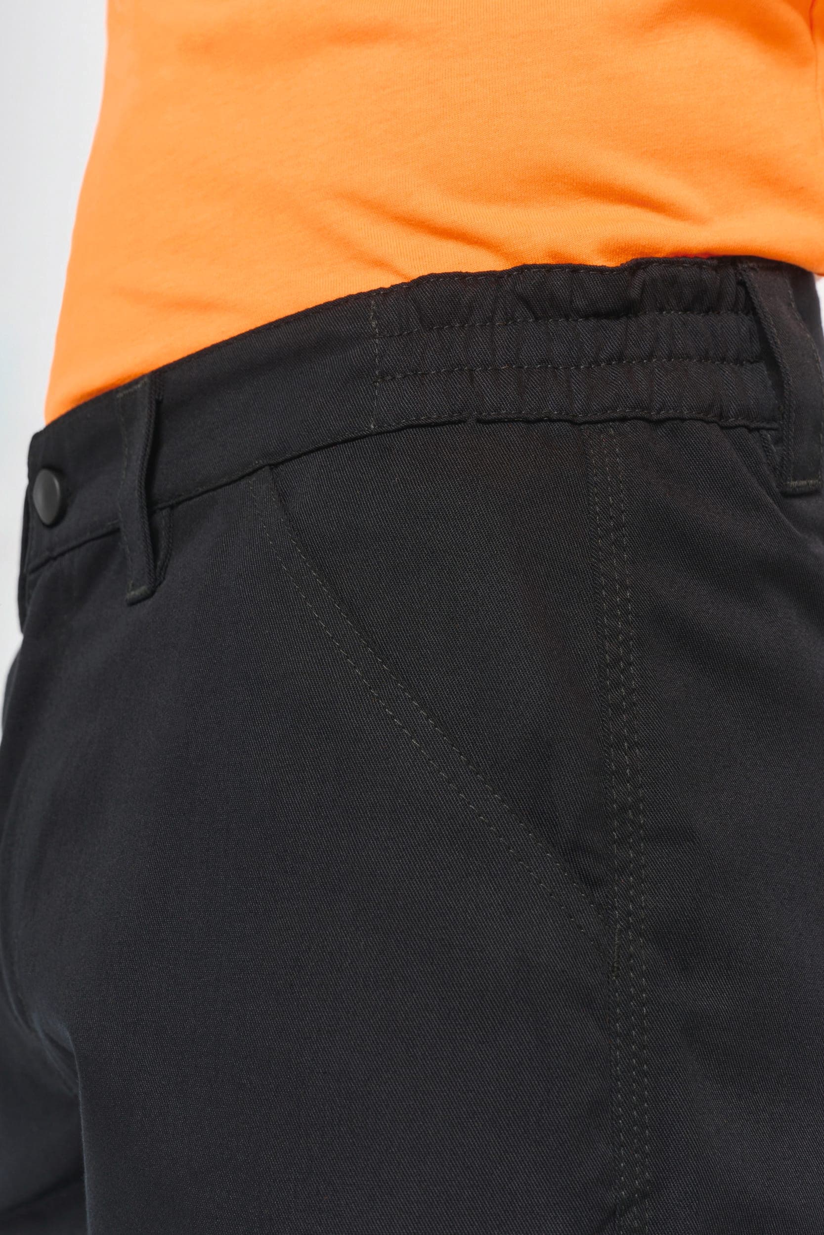 Pantalon cargo unisexe avec bas élastiqué en situation