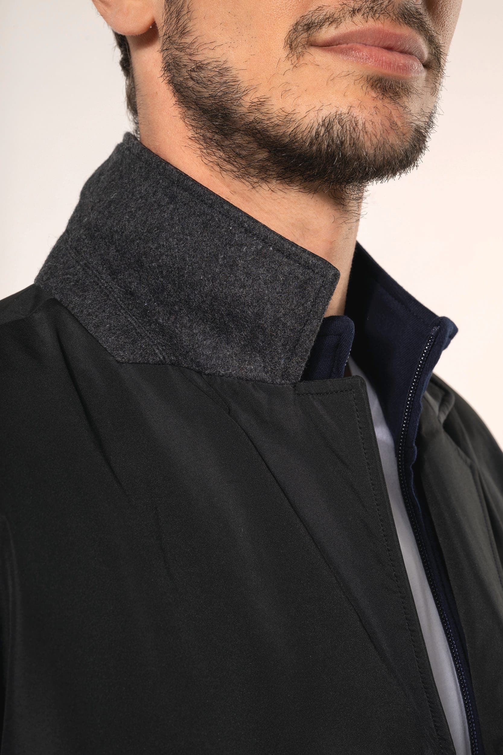 Trench structuré homme en situation