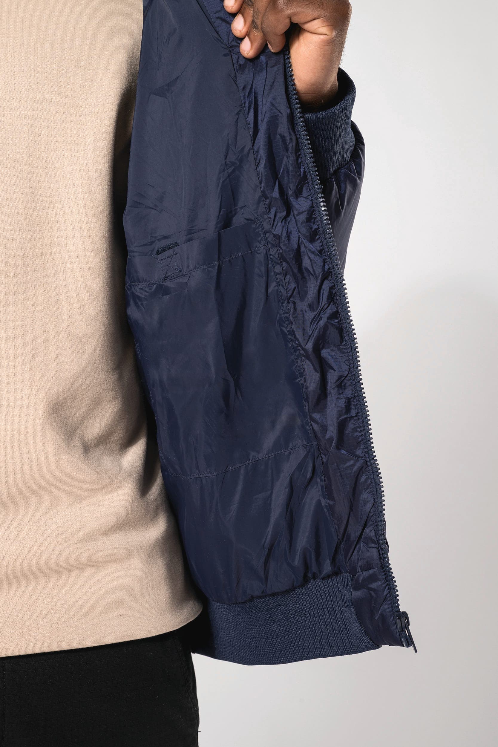 Veste unisexe ripstop recyclée à capuche en situation