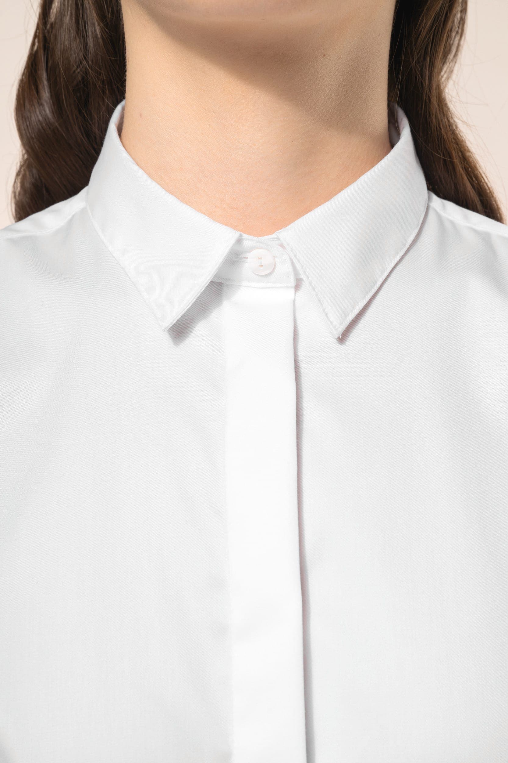 Chemise twill manches longues femme en situation