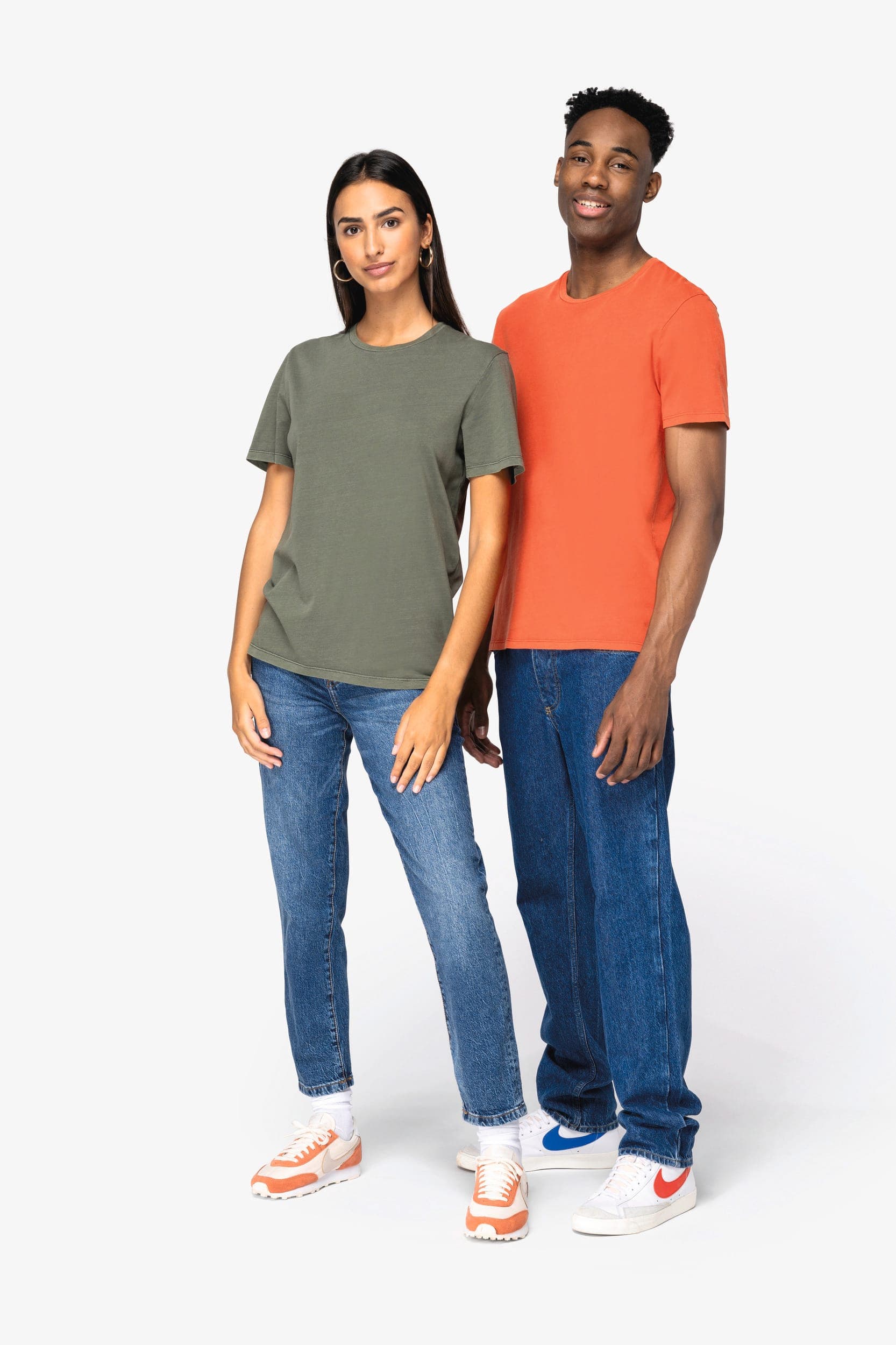 T-shirt écoresponsable délavé unisexe en situation
