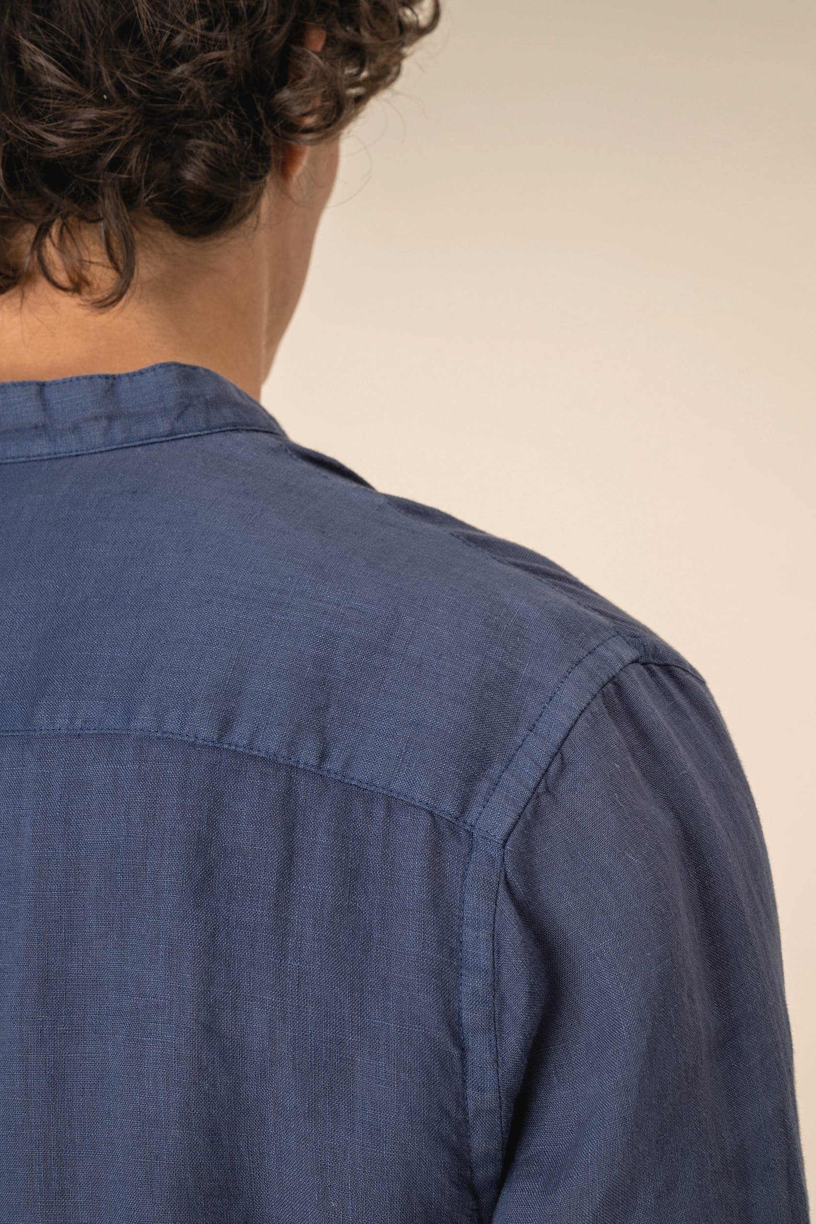 Chemise à col Mao délavée  en lin homme en situation