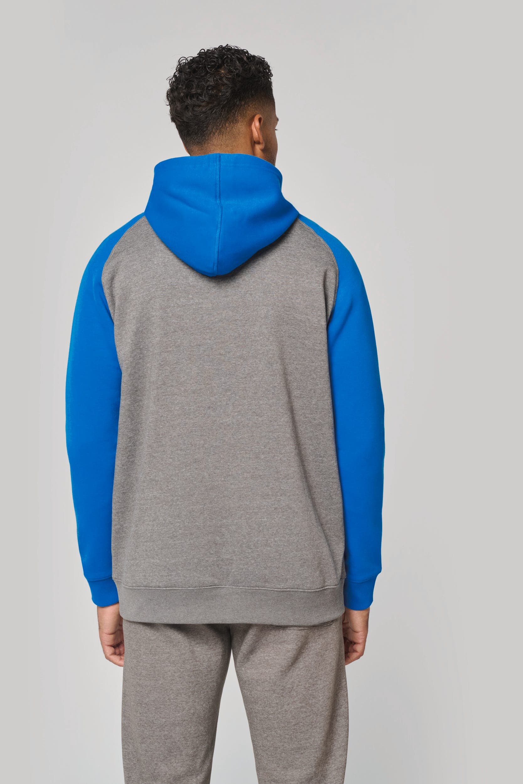 Veste molleton zippée capuche bicolore unisexe en situation