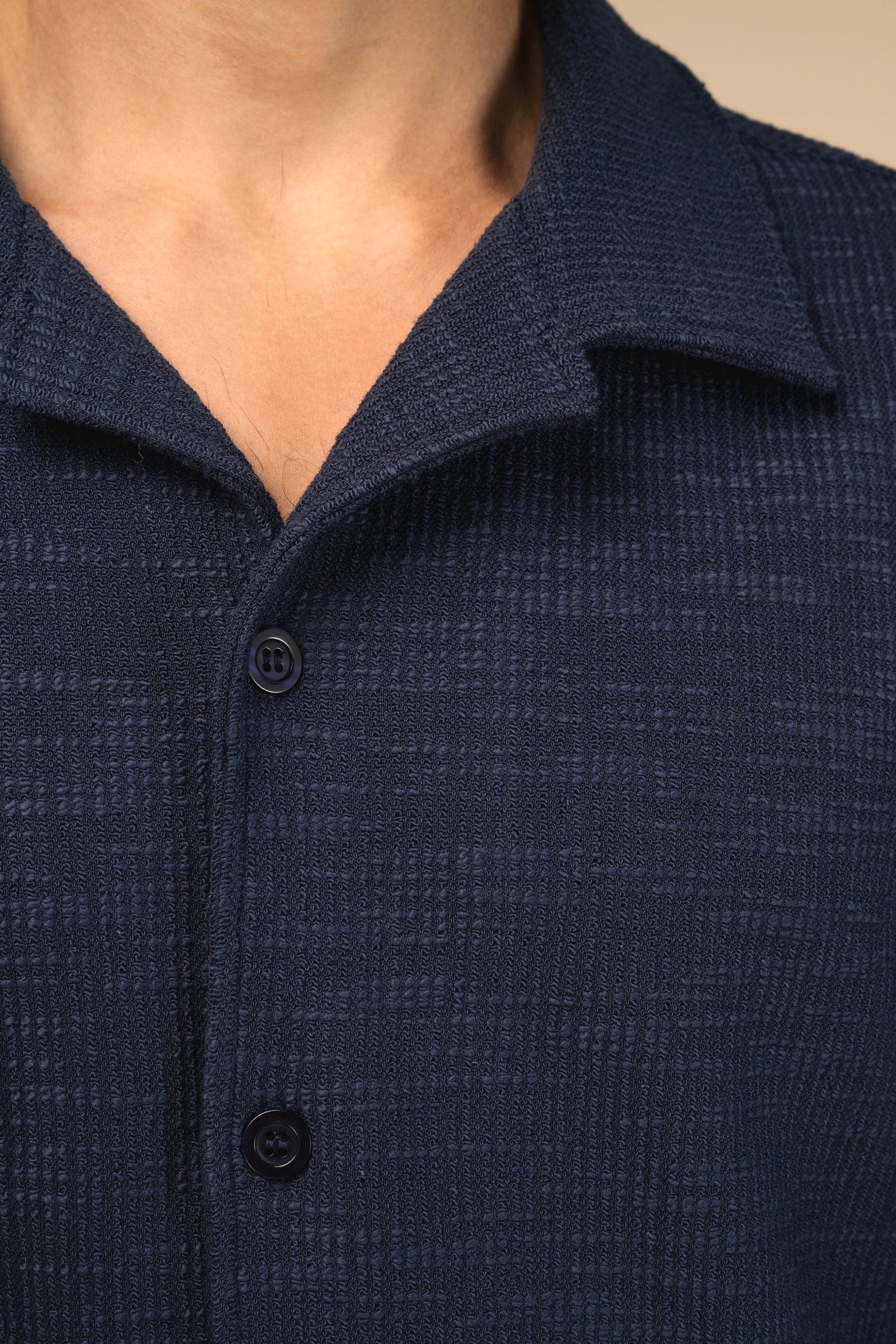Chemise à manches courtes texturée homme en situation