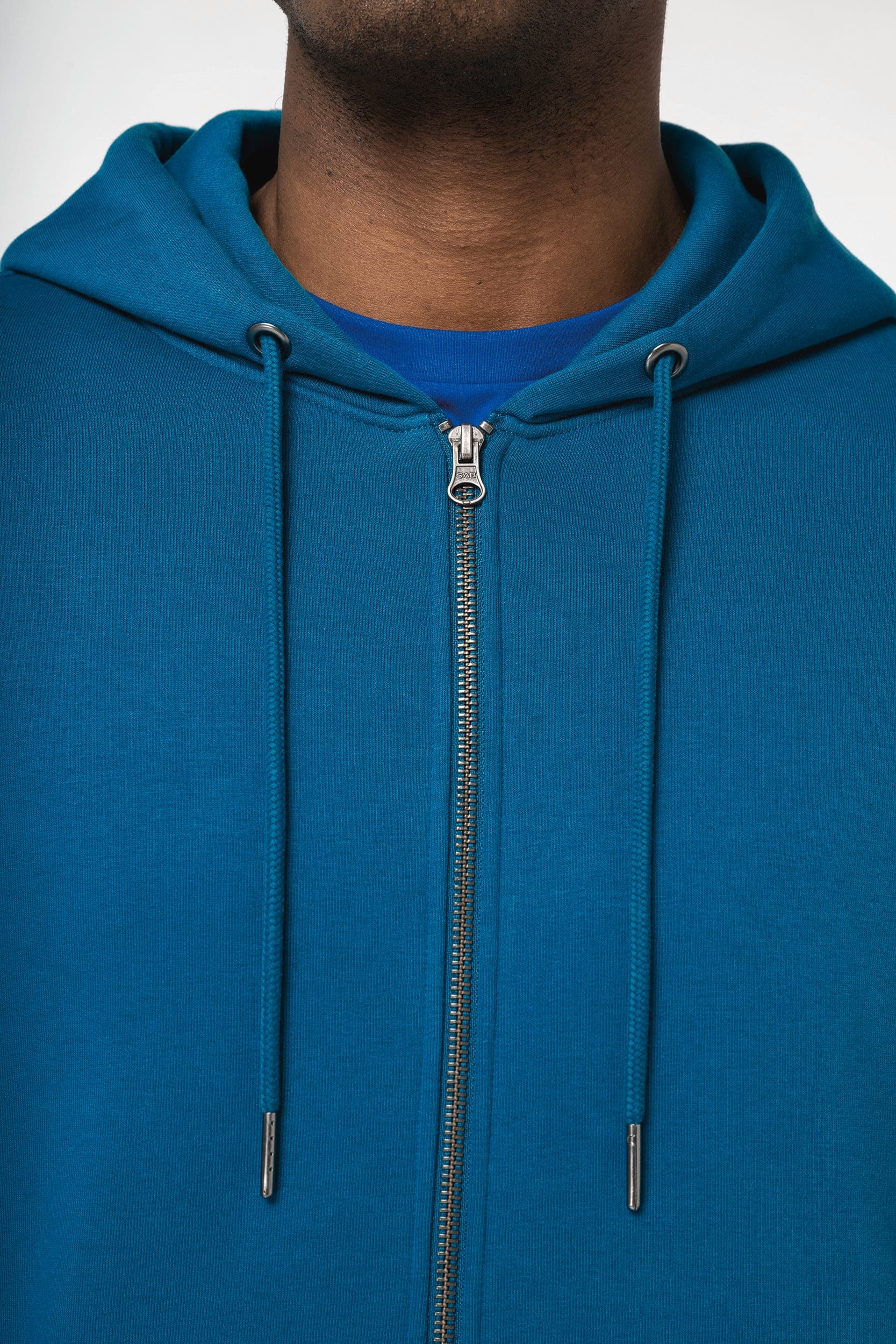 Sweat-shirt écoresponsable zippé à capuche unisexe en situation