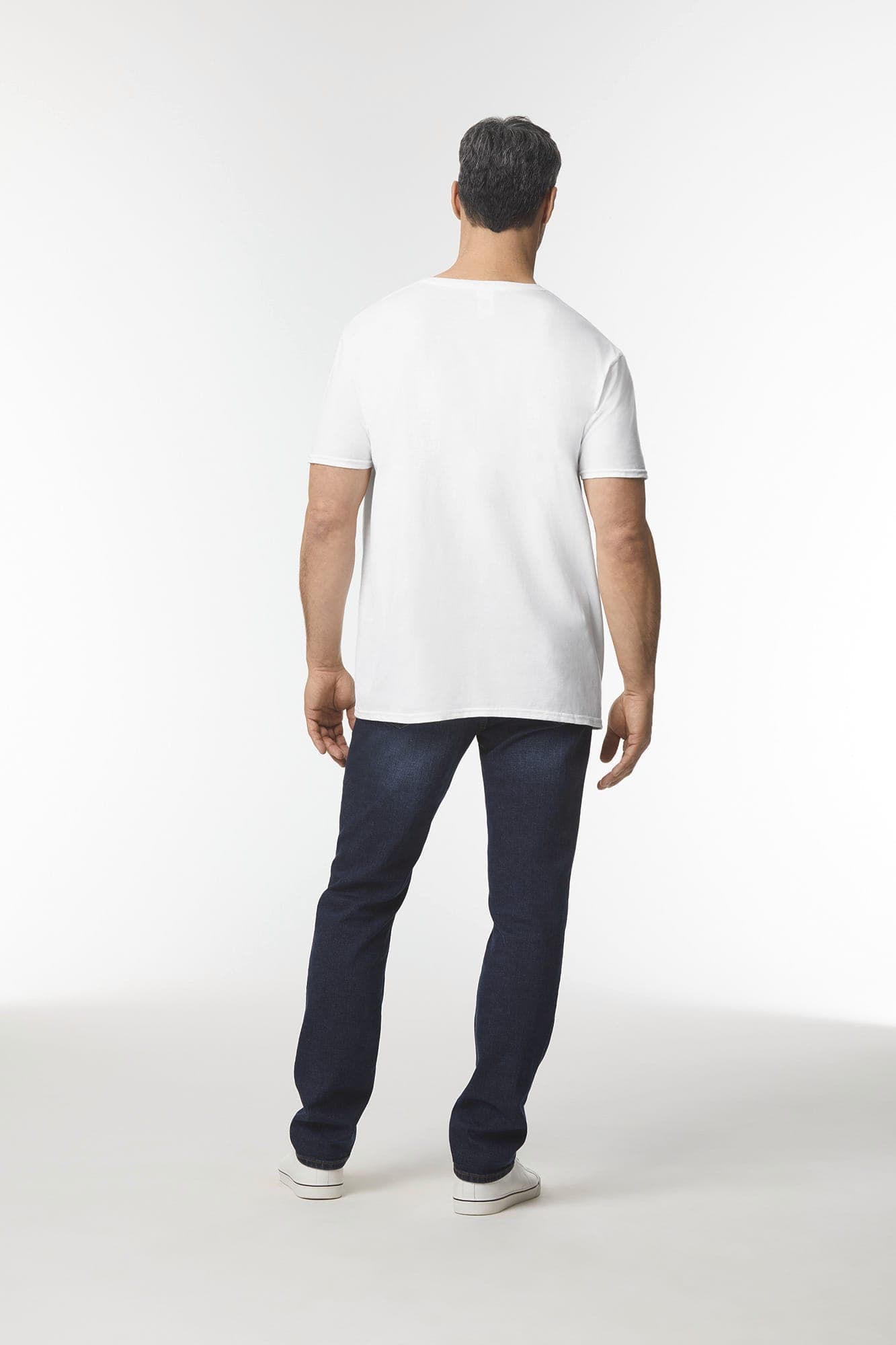 T-shirt homme col v Softstyle en situation