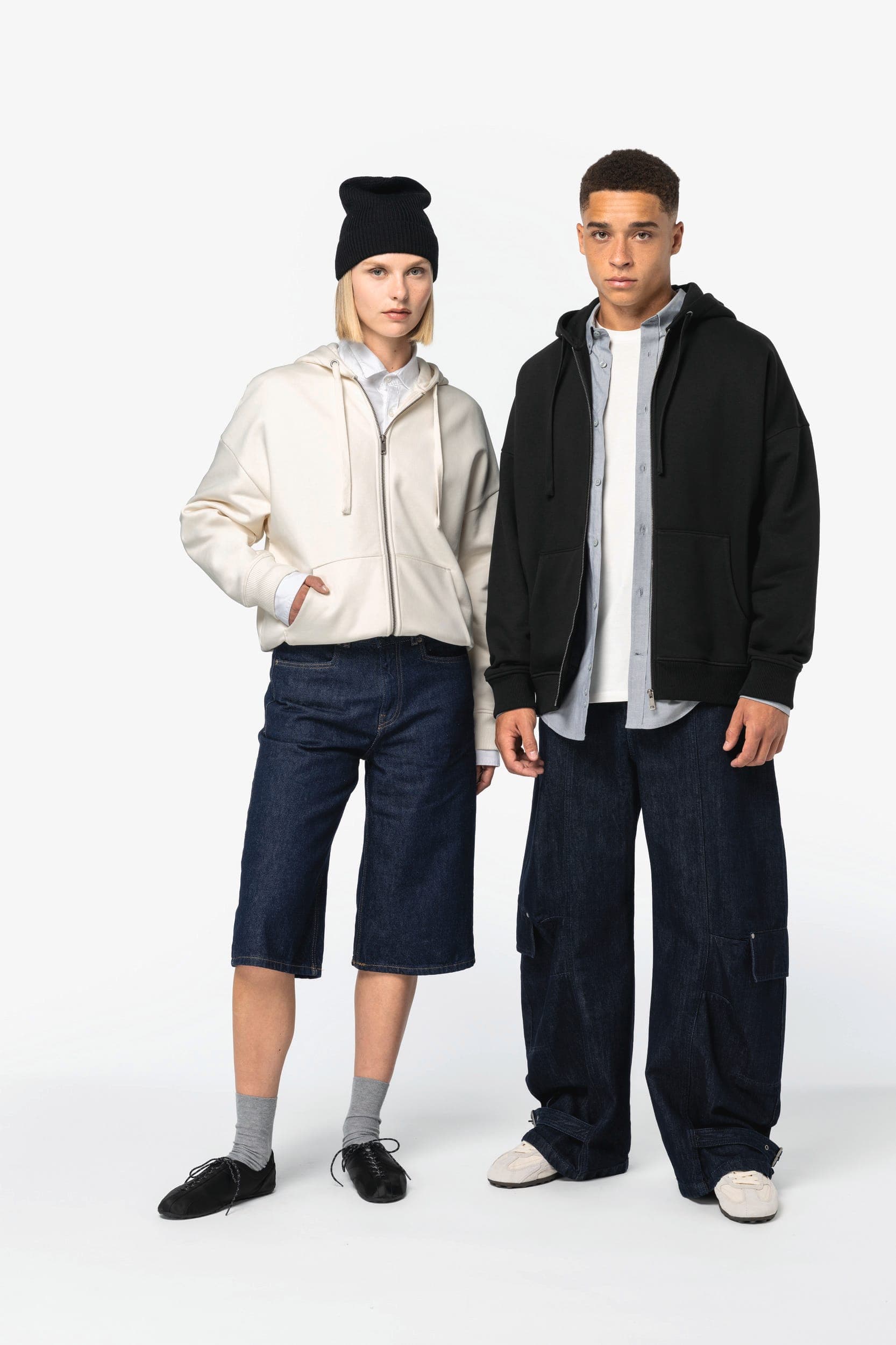 Sweat-shirt écoresponsable zippé à capuche oversize unisexe en situation