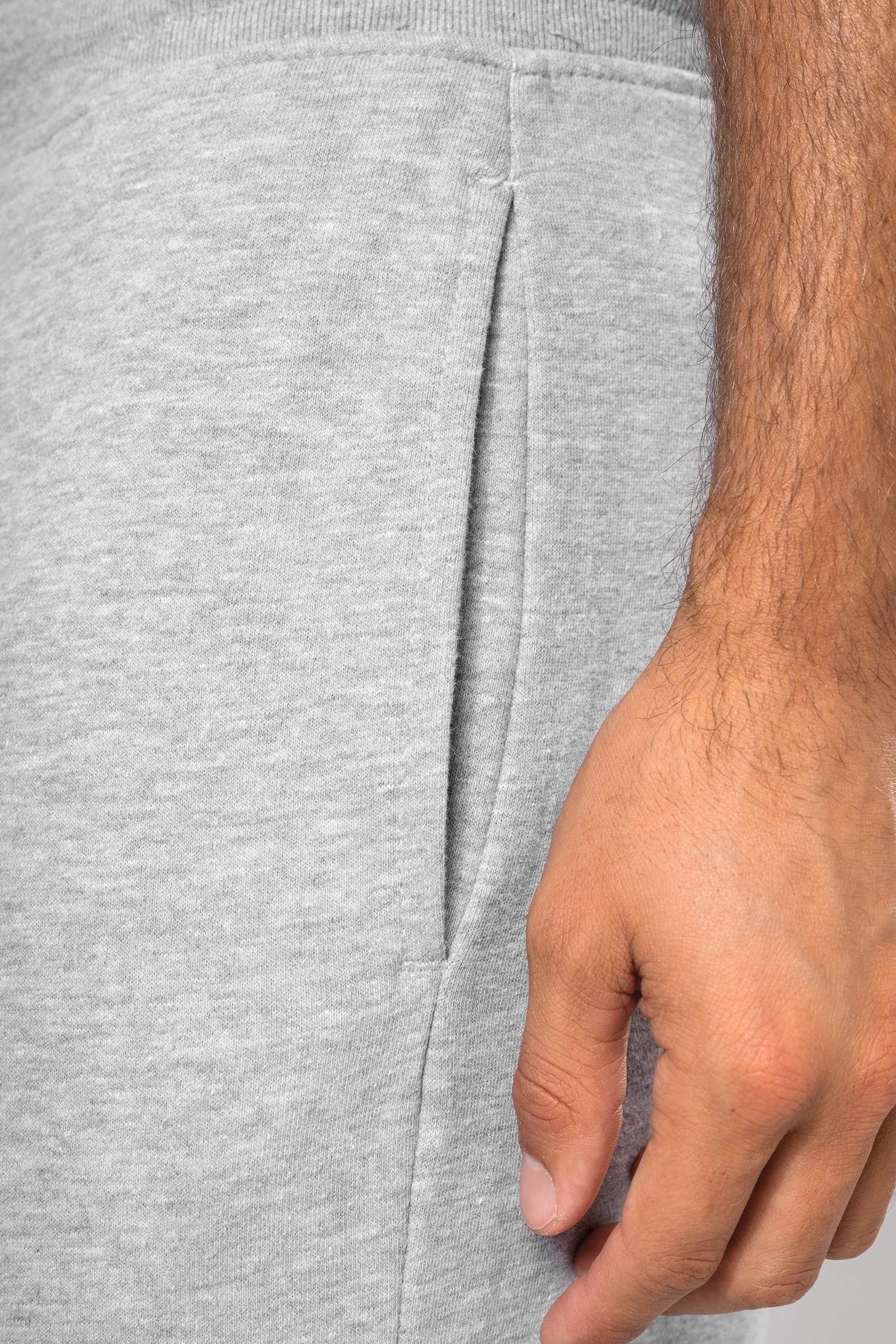 Pantalon molleton non gratté écoresponsable homme en situation
