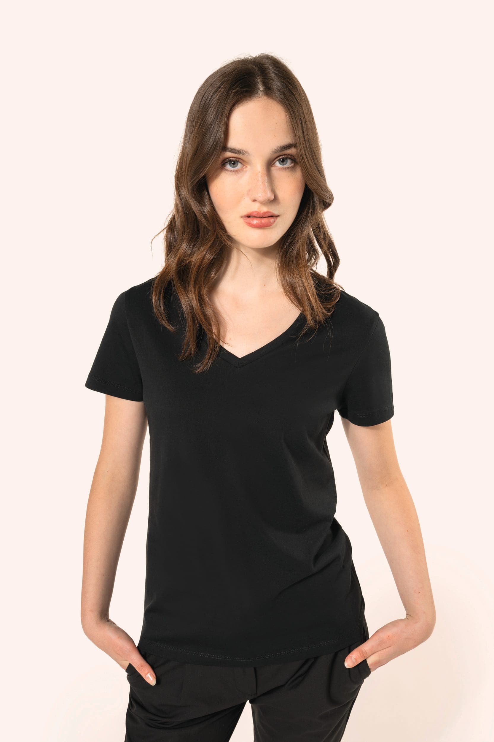 T-shirt Supima® col V manches courtes femme en situation