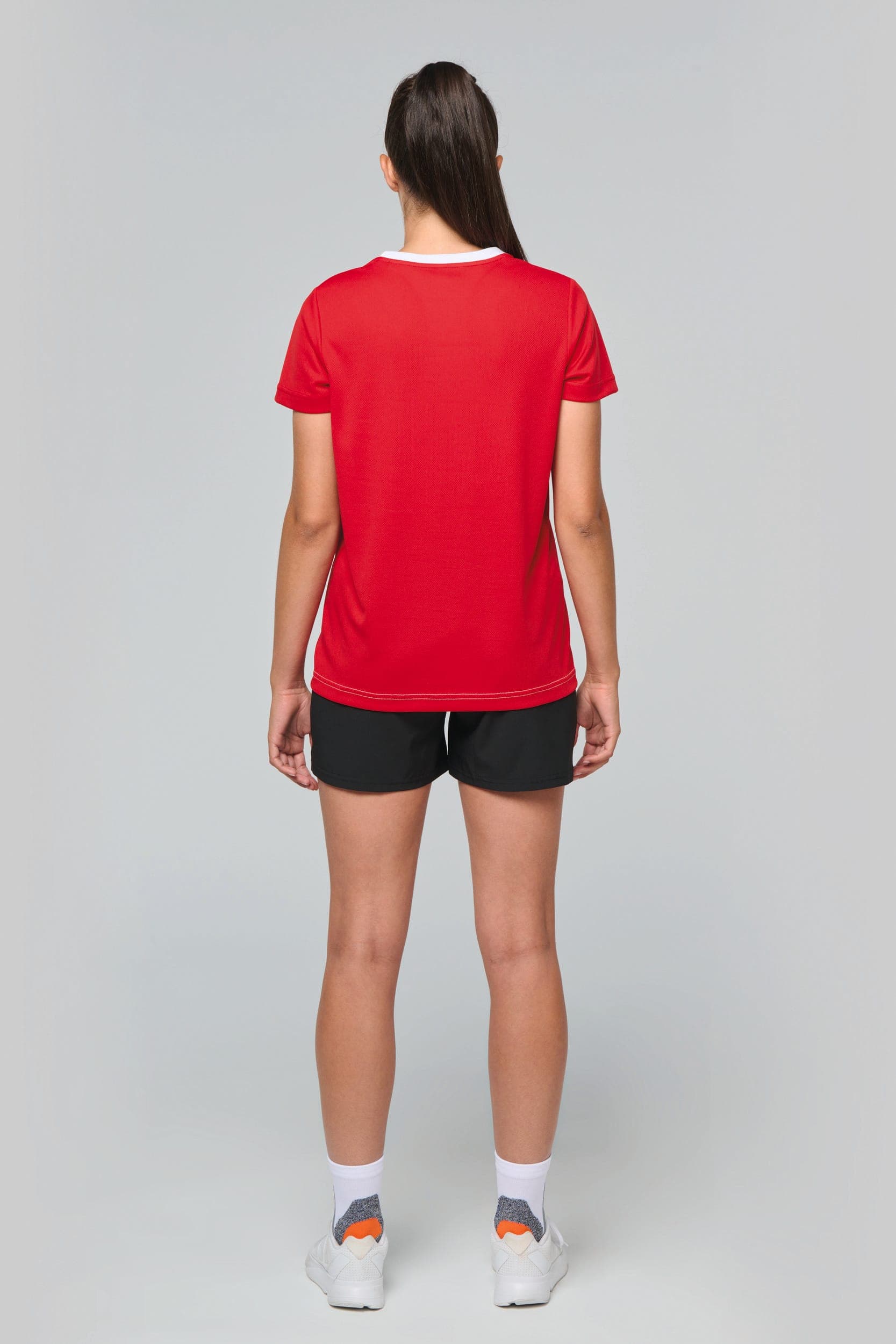 T-shirt de sport écoresponsable bicolore femme en situation