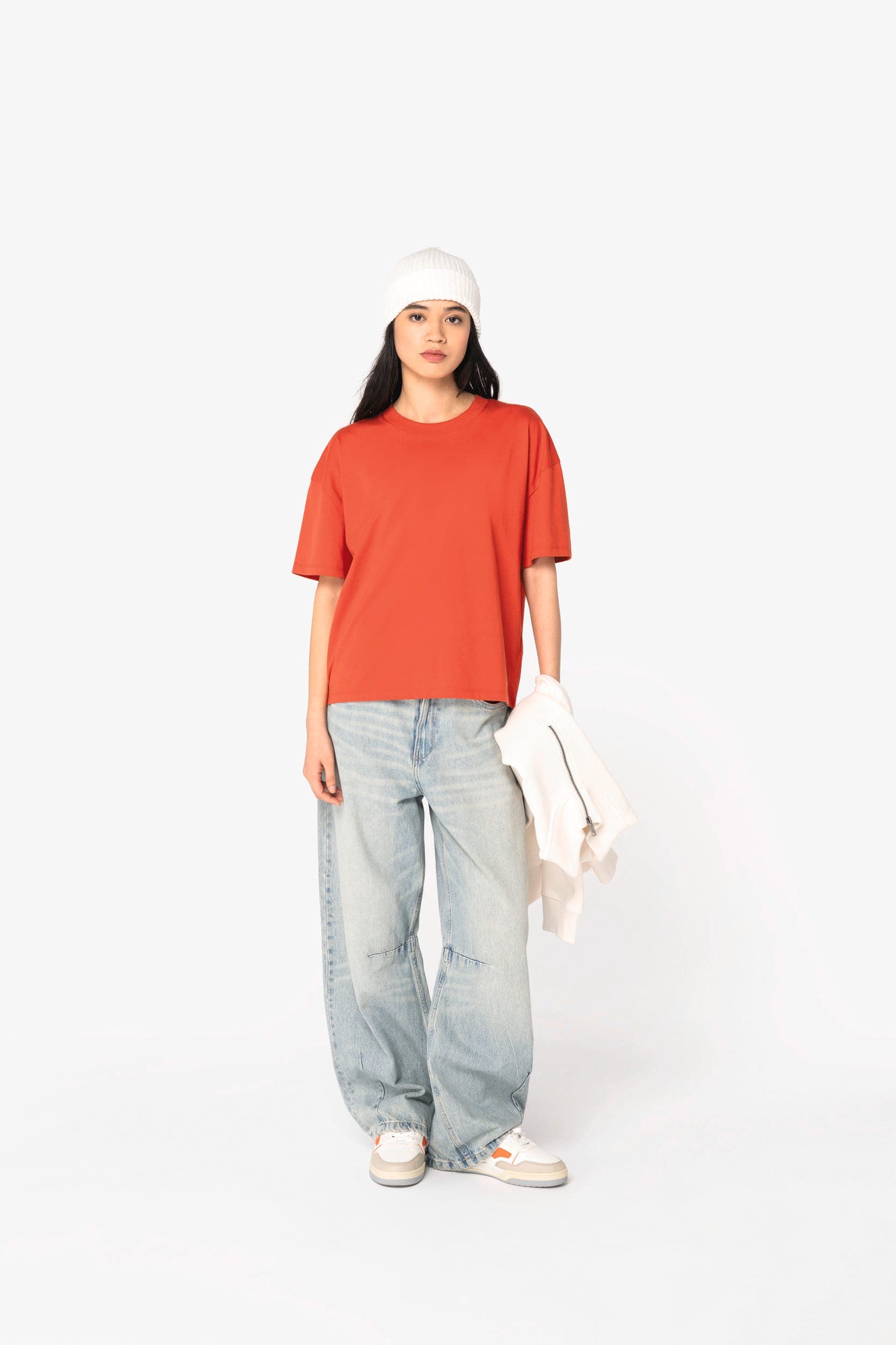 T-shirt écoresponsable oversize femme en situation