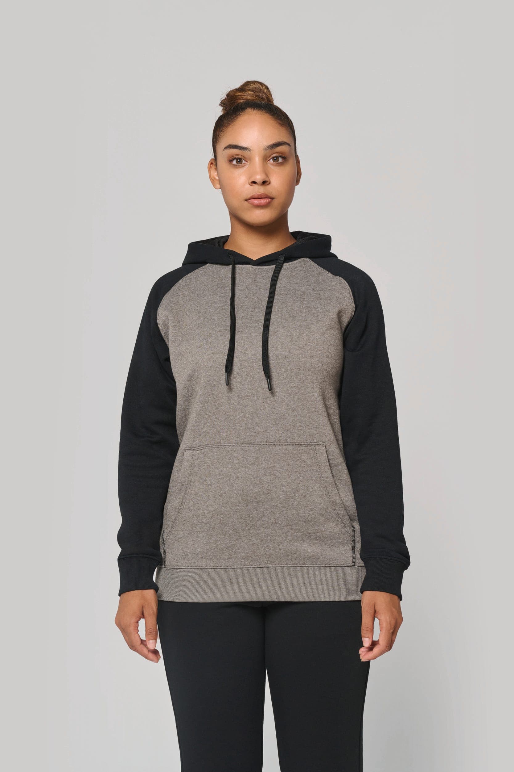 Sweat-shirt à capuche bicolore unisexe en situation