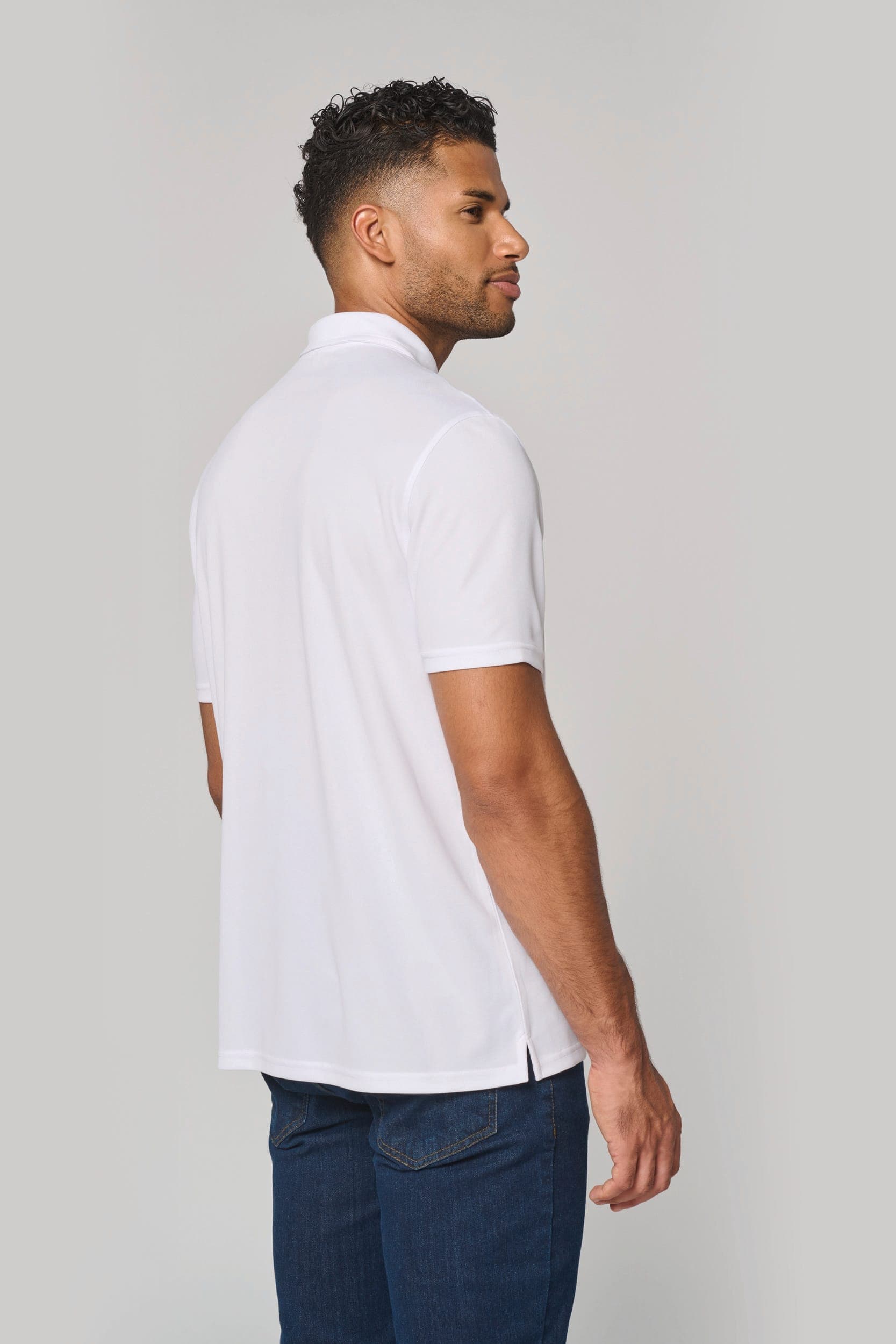 Polo de sport col 1/4 zip homme en situation
