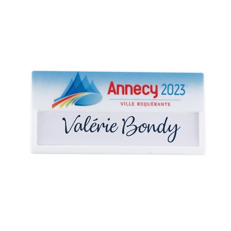 BADGE AVEC ZONE NOMINATIVE ET AIMANT en situation