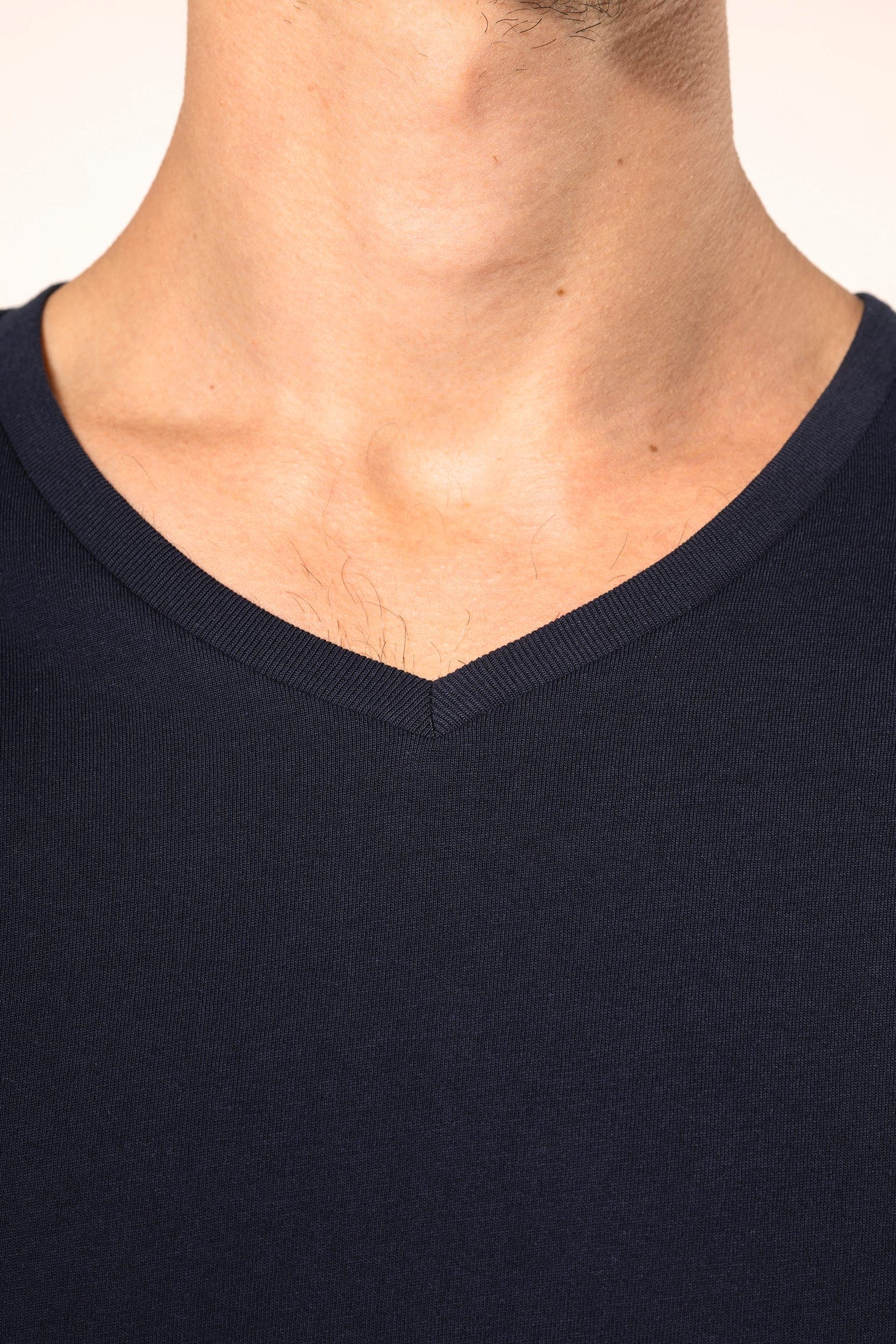 T-shirt Supima® col V manches longues homme en situation