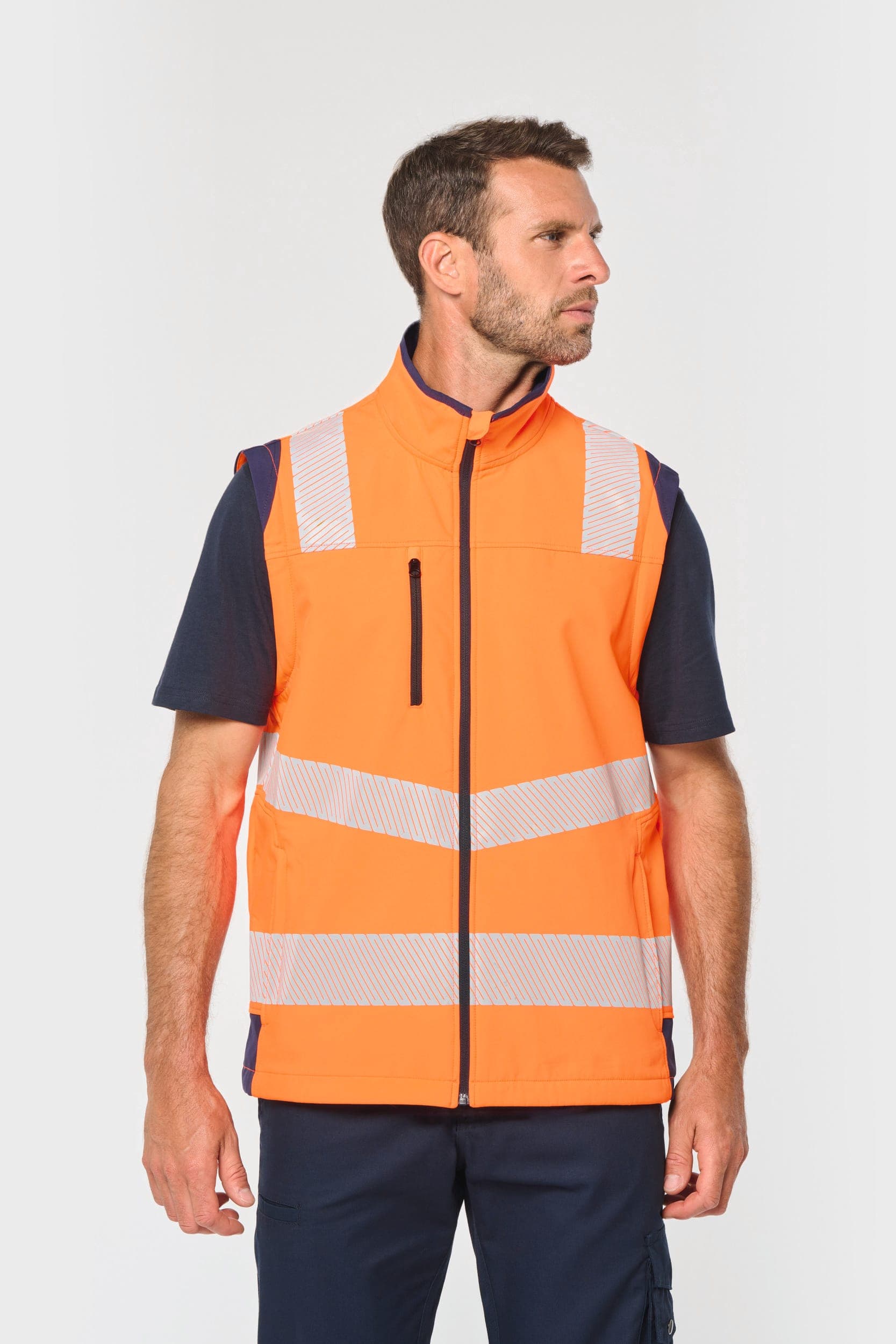 Veste softshell de sécurité recyclée avec manches détachables unisexe en situation
