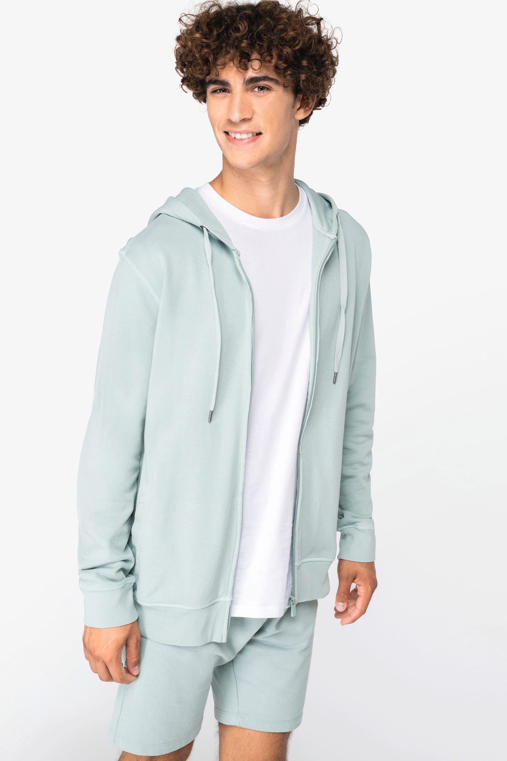 Sweat-shirt écoresponsable zippé à capuche French Terry unisexe en situation