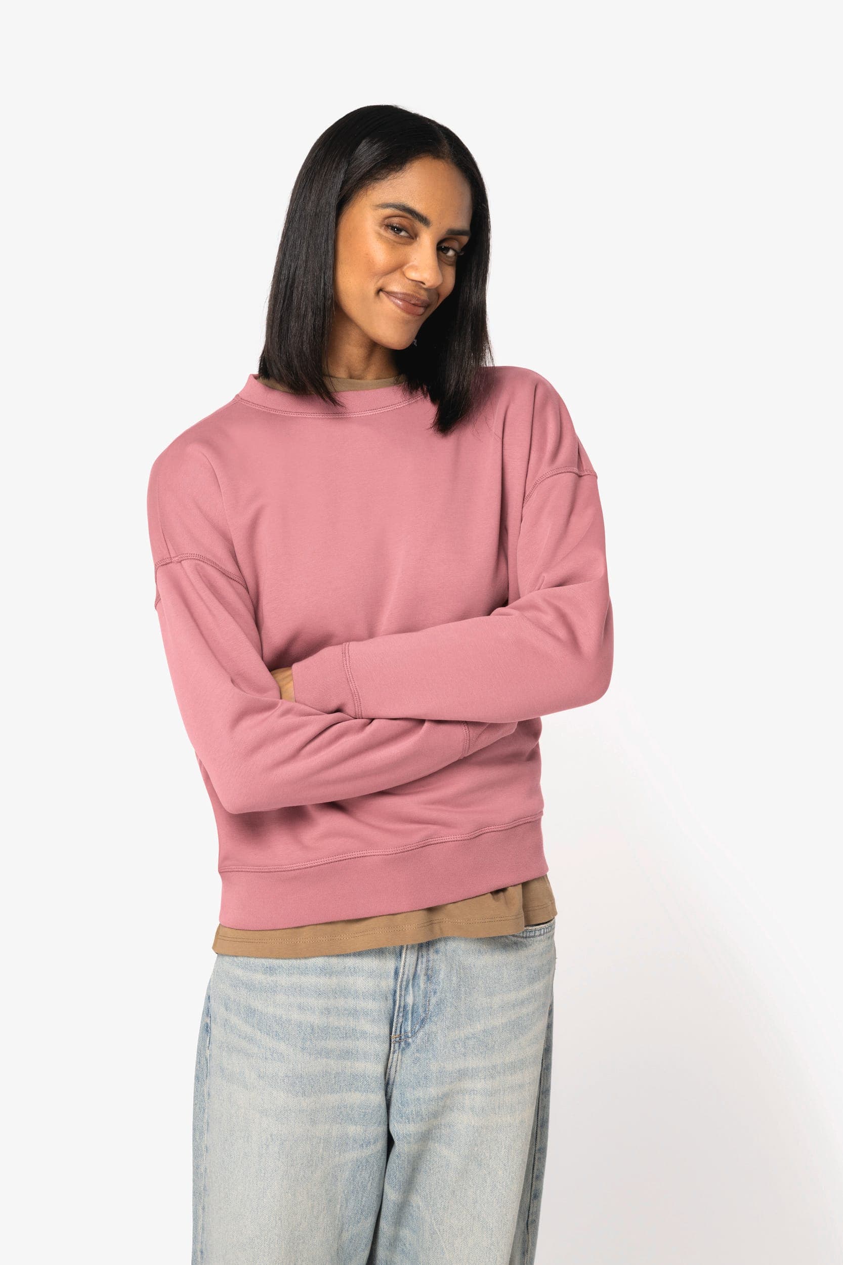 Sweat-shirt écoresponsable à col rond à épaules tombantes femme en situation