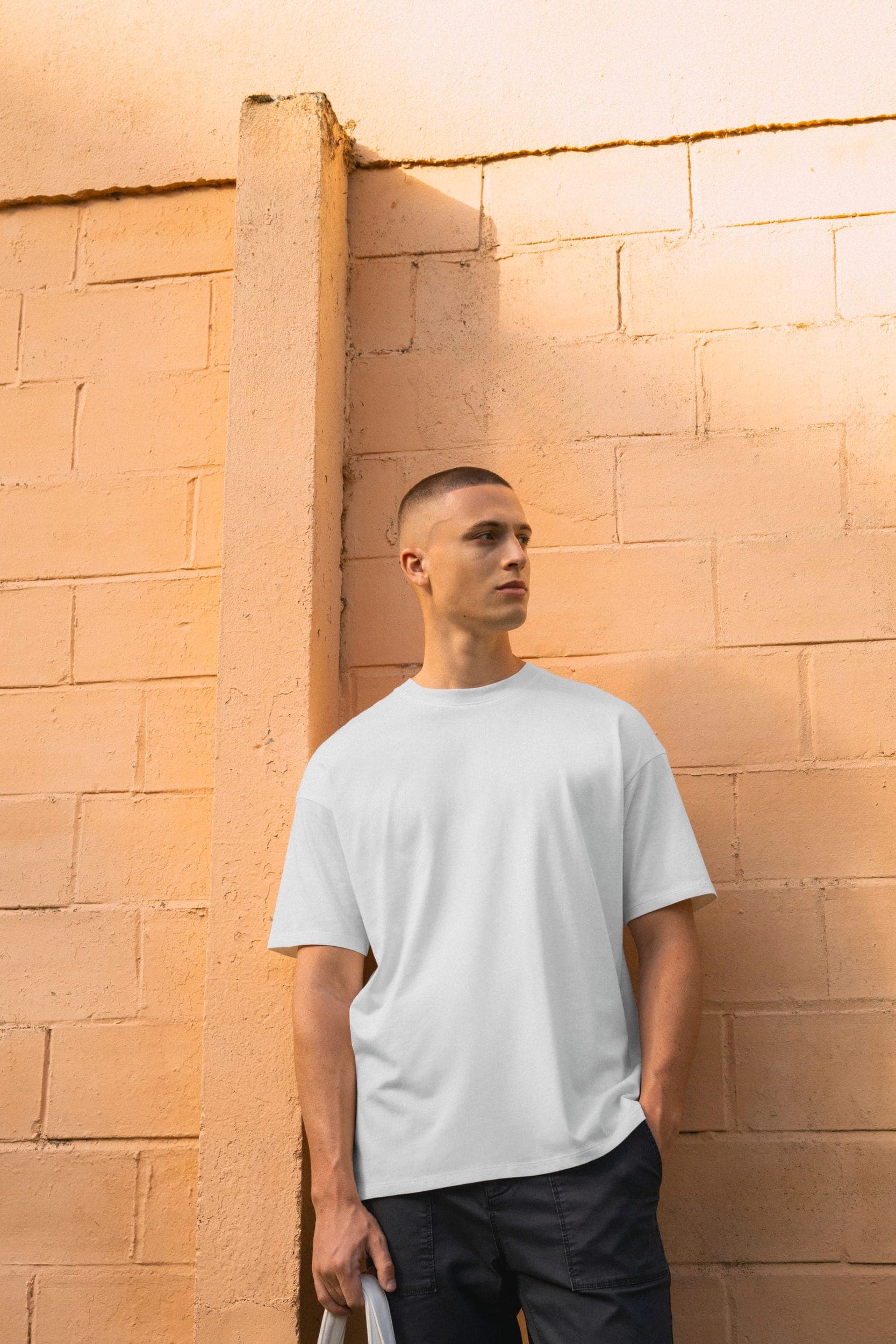 T-shirt écoresponsable oversize homme en situation