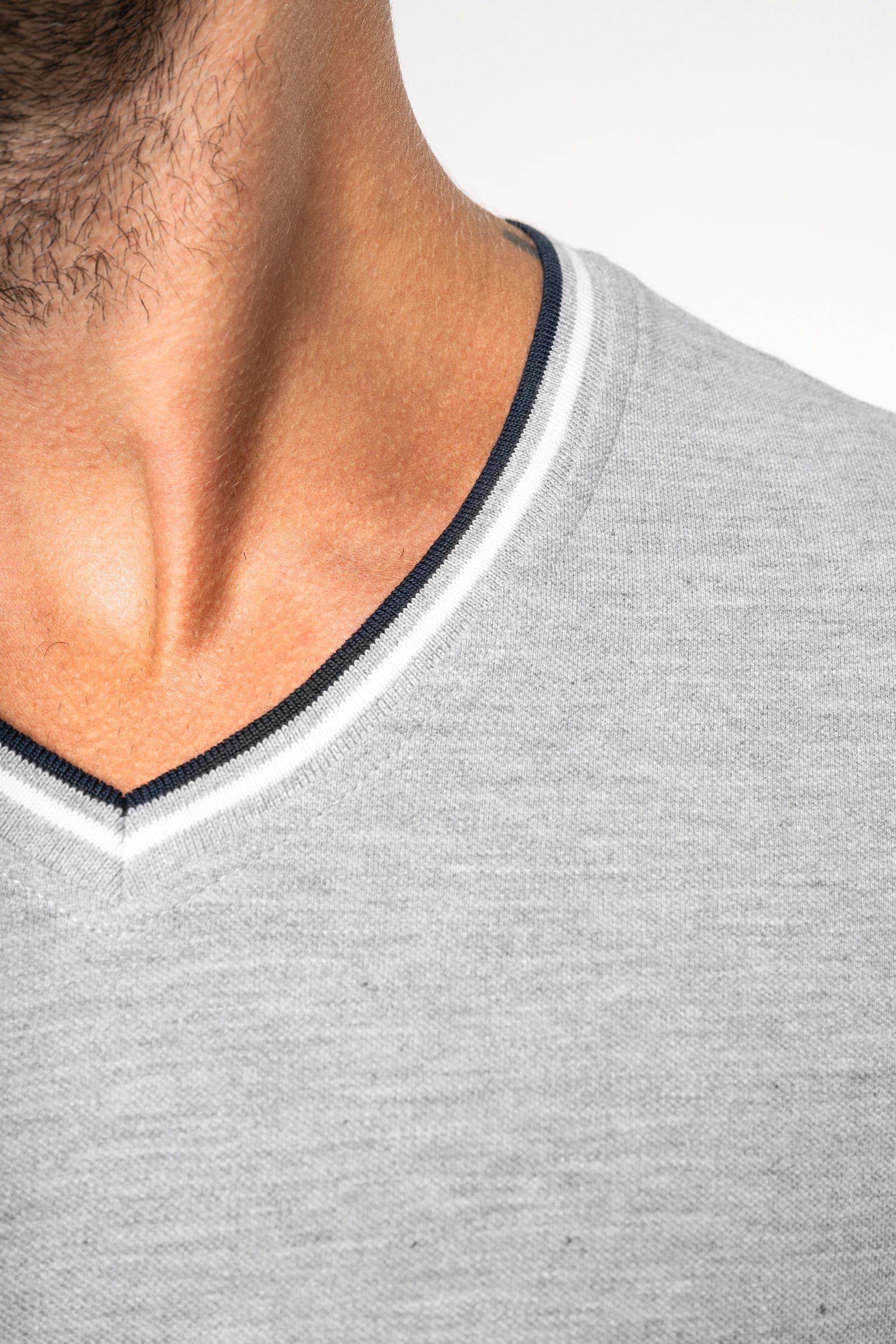 T-shirt maille piquée col V homme en situation