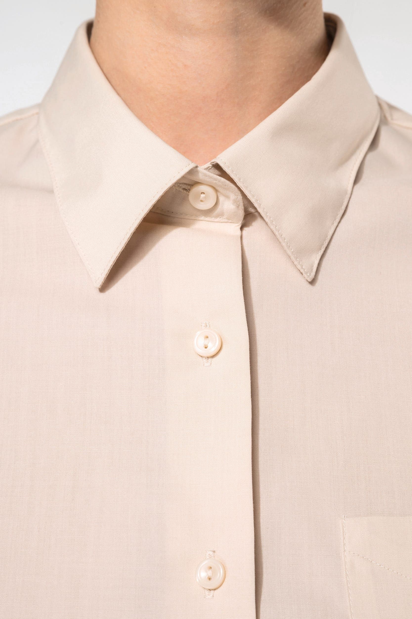 Chemise popeline polycoton manches 3/4 entretien facile femme en situation