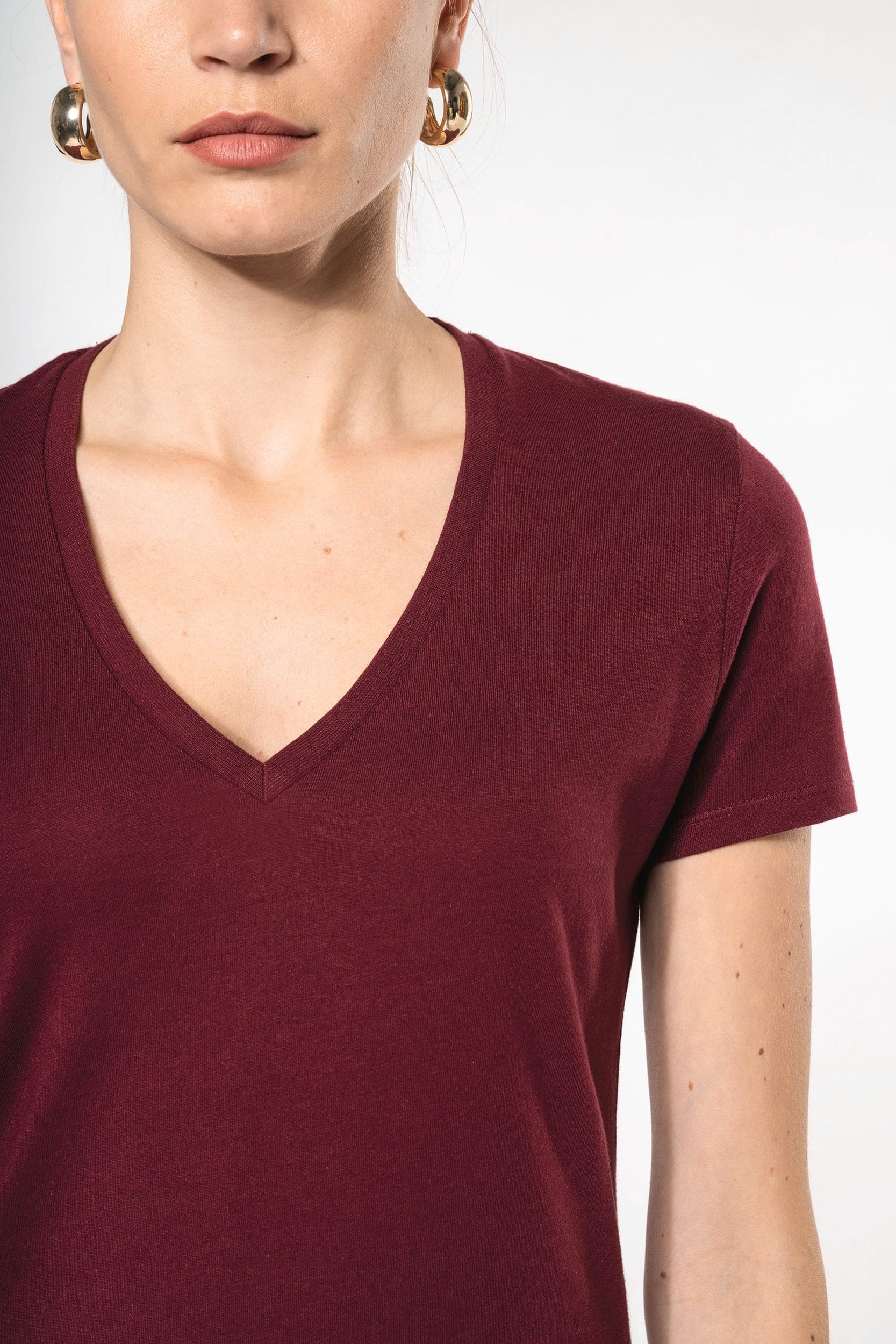 T-shirt BIO150 col V femme en situation