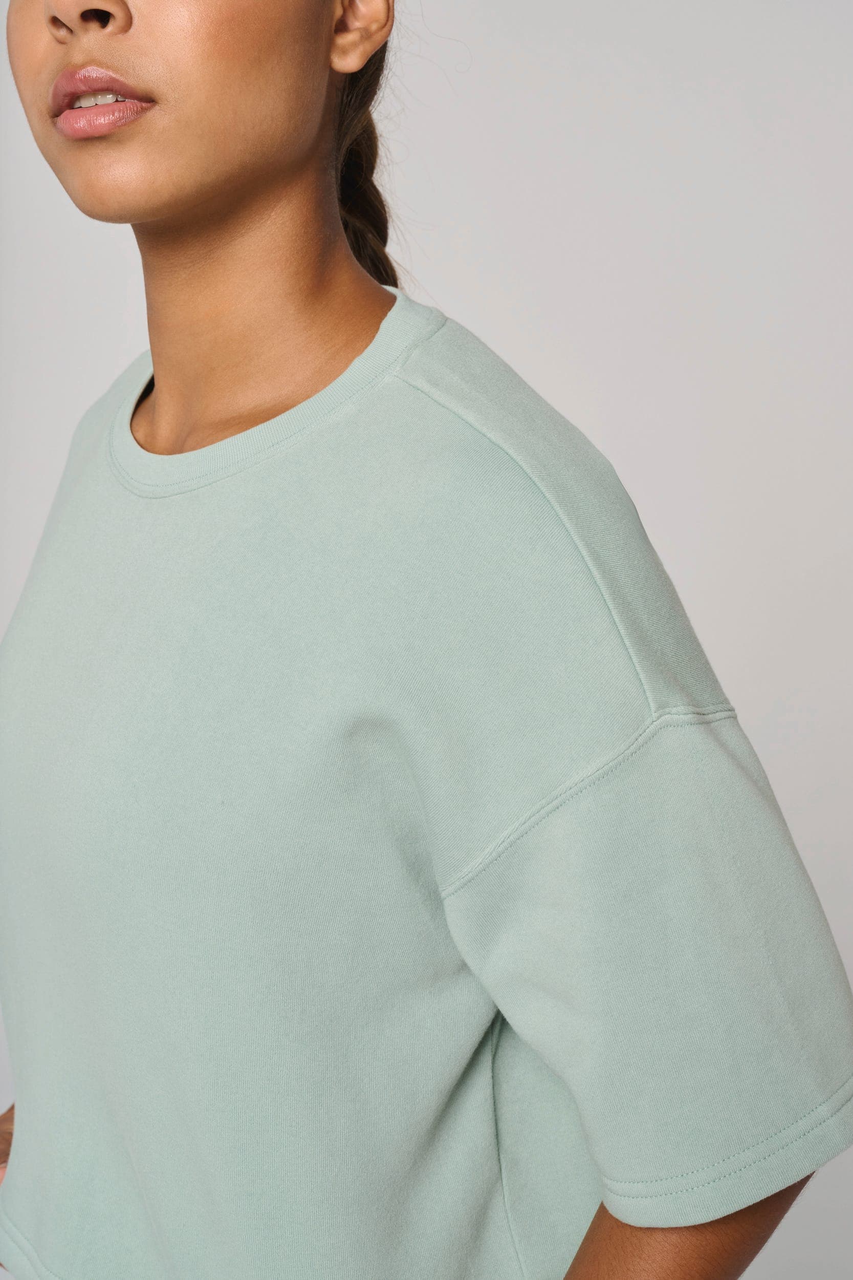 Sweat-shirt crop à manches courtes col rond femme en situation
