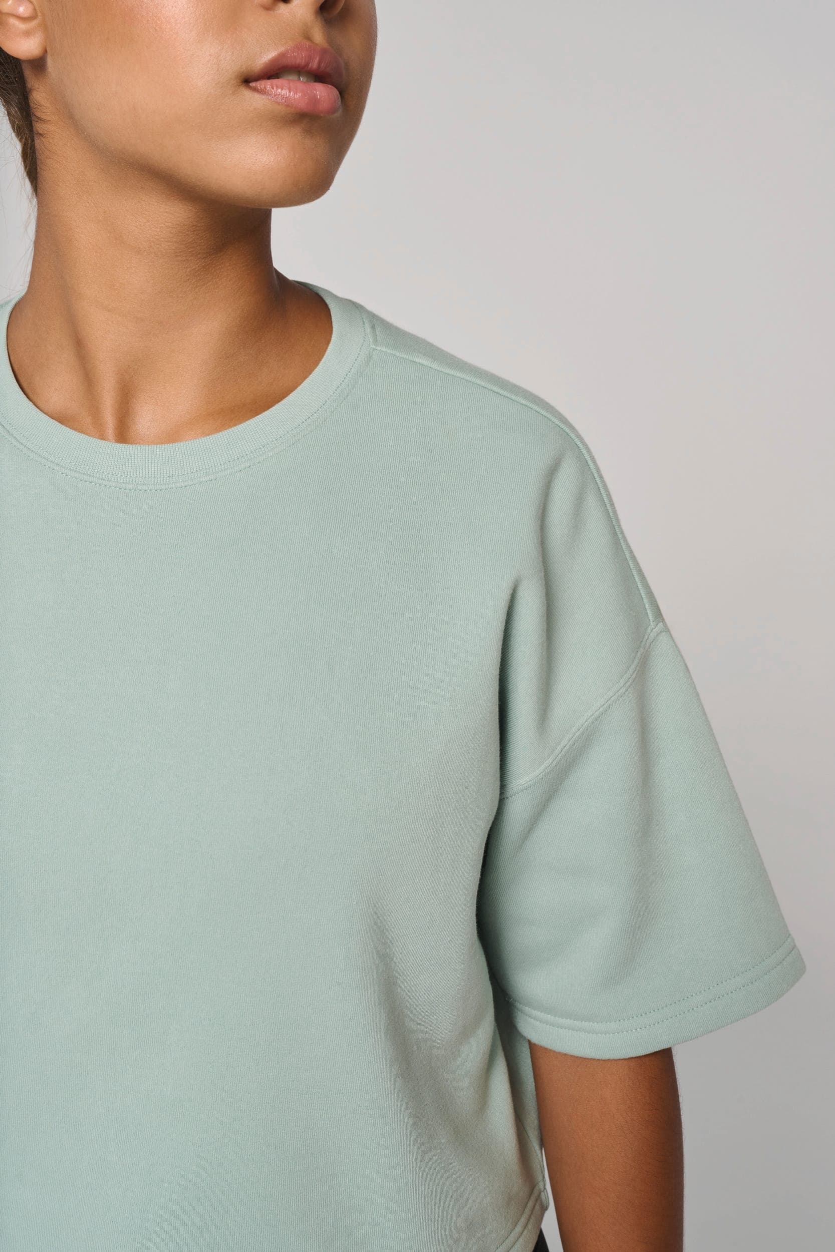 Sweat-shirt crop à manches courtes col rond femme en situation