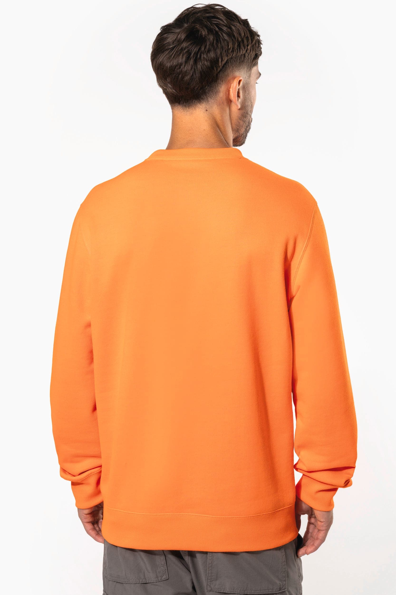 Sweat-shirt recyclé col rond unisexe en situation