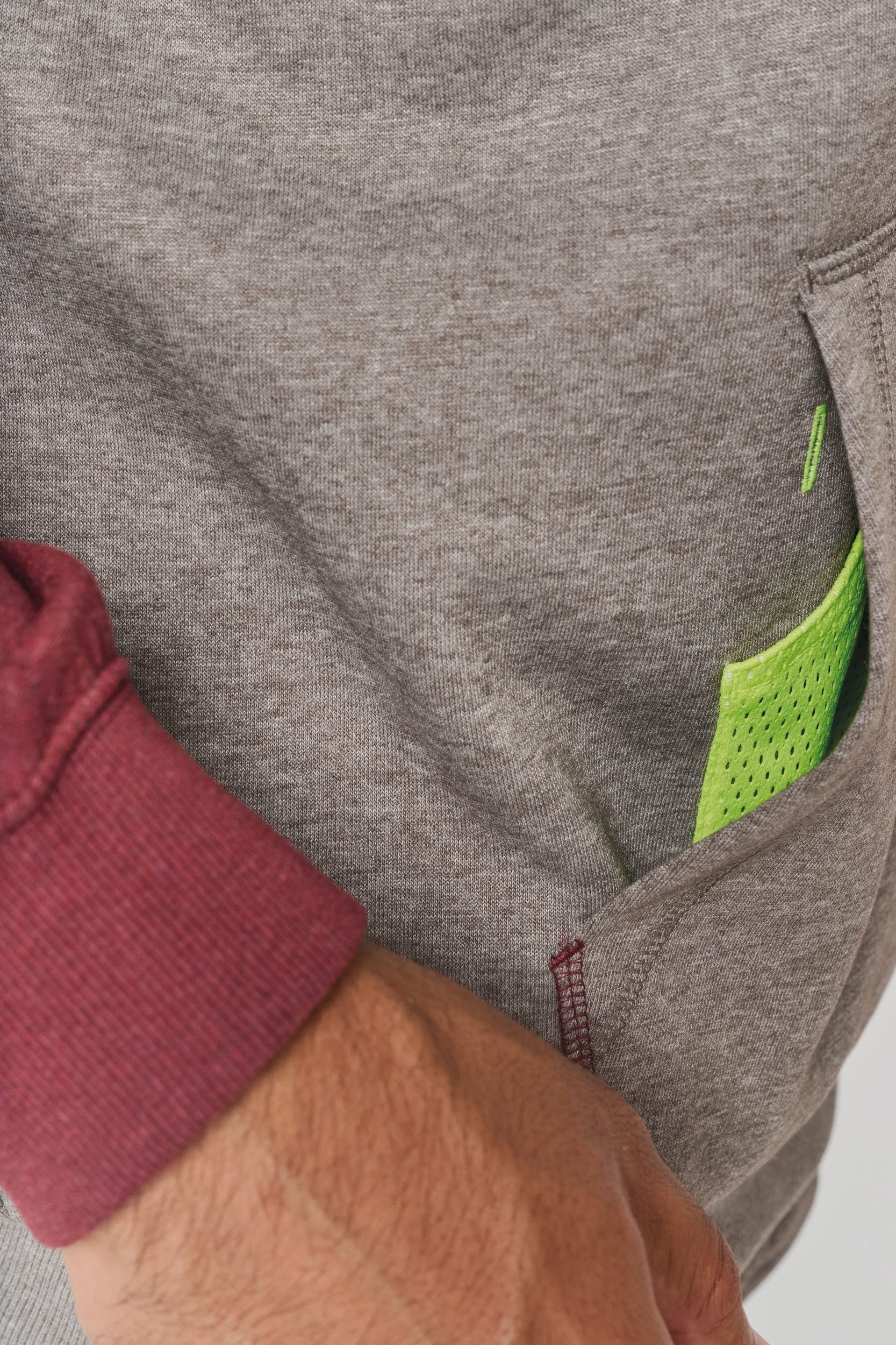 Sweat-shirt à capuche bicolore unisexe en situation