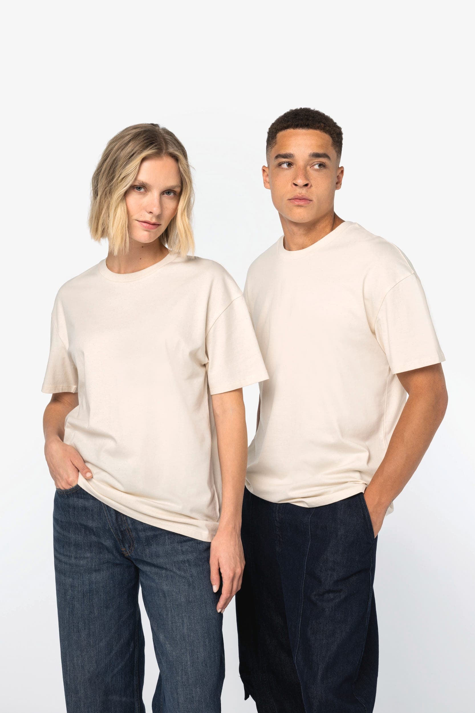 T-shirt écoresponsable à épaules tombantes unisexe en situation