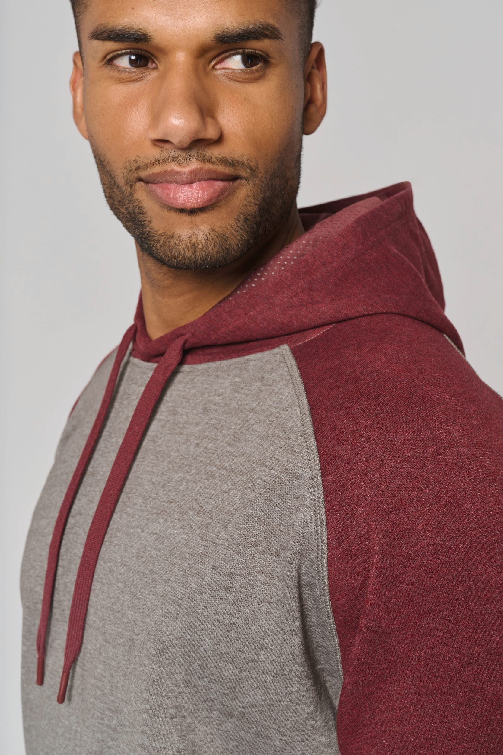 Sweat-shirt à capuche bicolore unisexe en situation