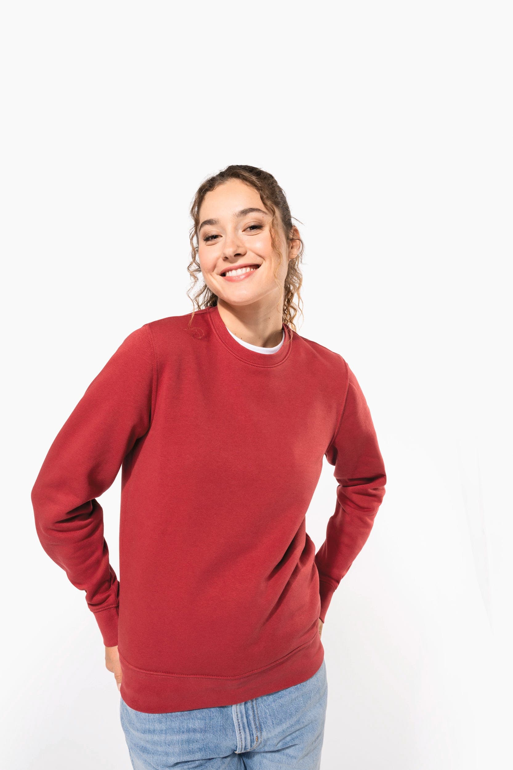 Sweat-shirt écoresponsable col rond unisexe en situation