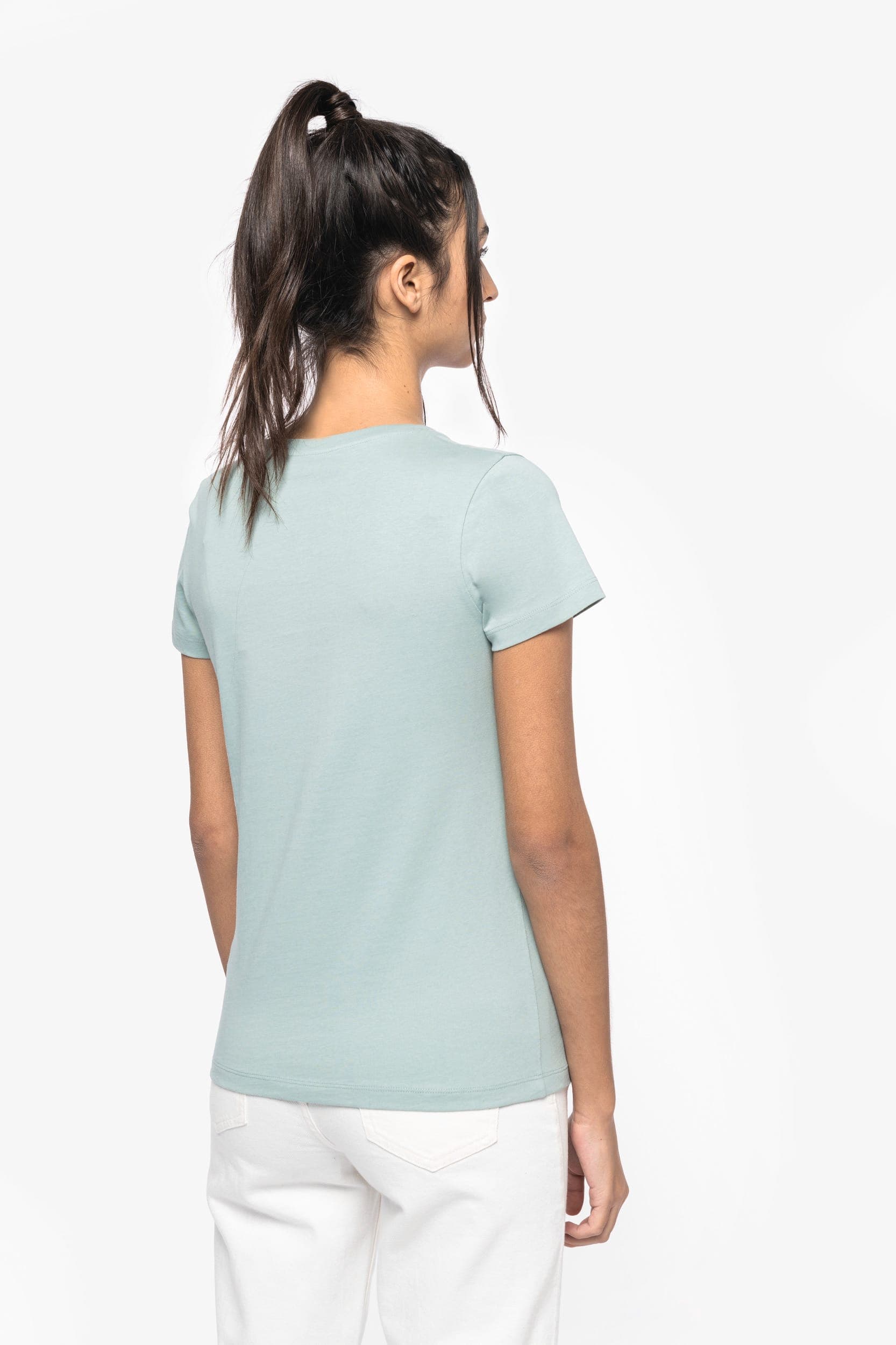 T-shirt écoresponsable col V femme en situation
