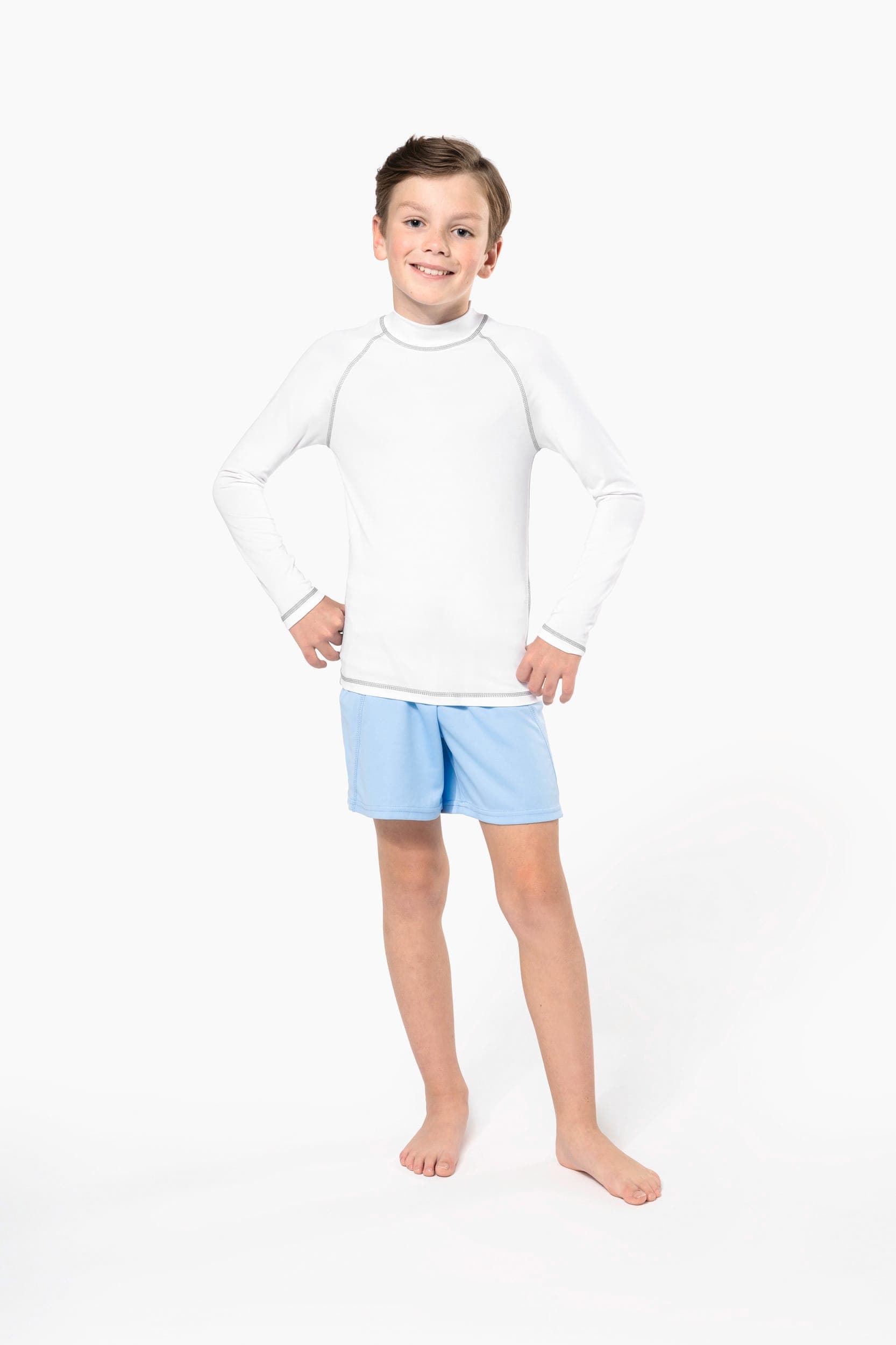 T-shirt technique à manches longues avec protection anti-UV enfant en situation