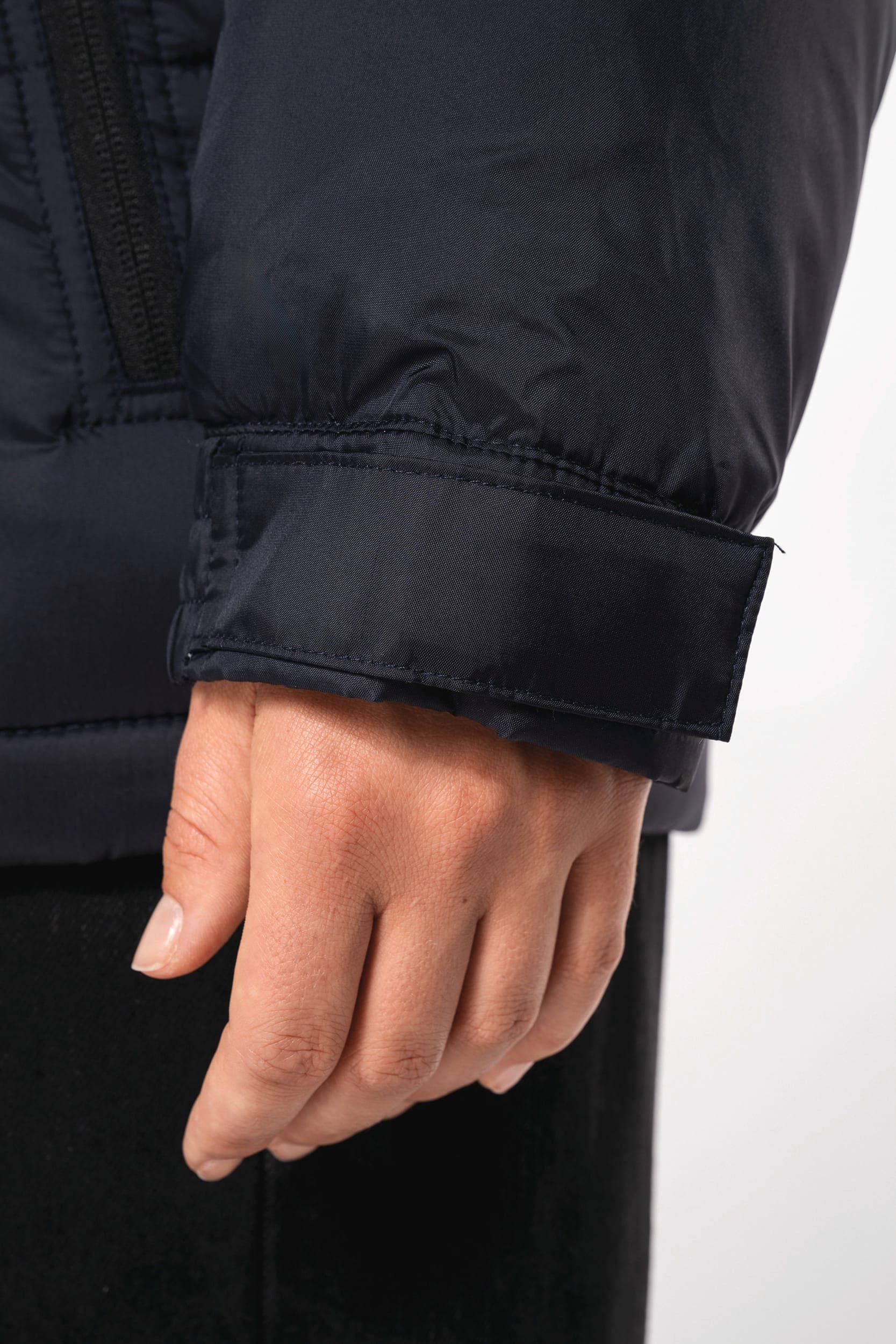 Parka matelassée à capuche bi-ton unisexe en situation