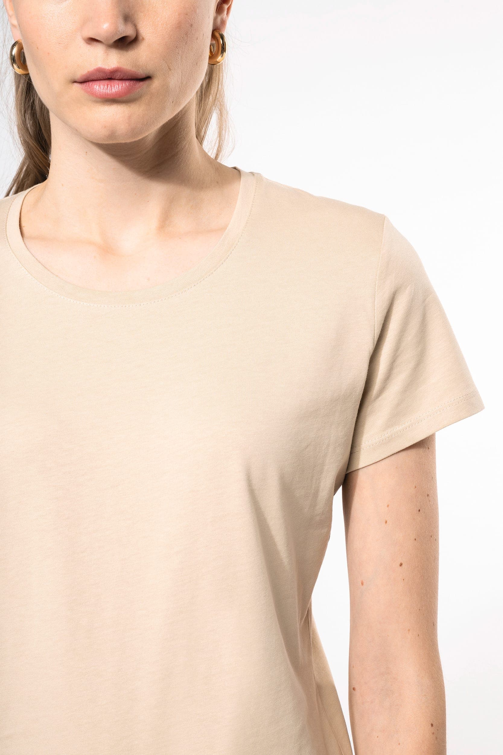 T-shirt col rond manches courtes femme en situation