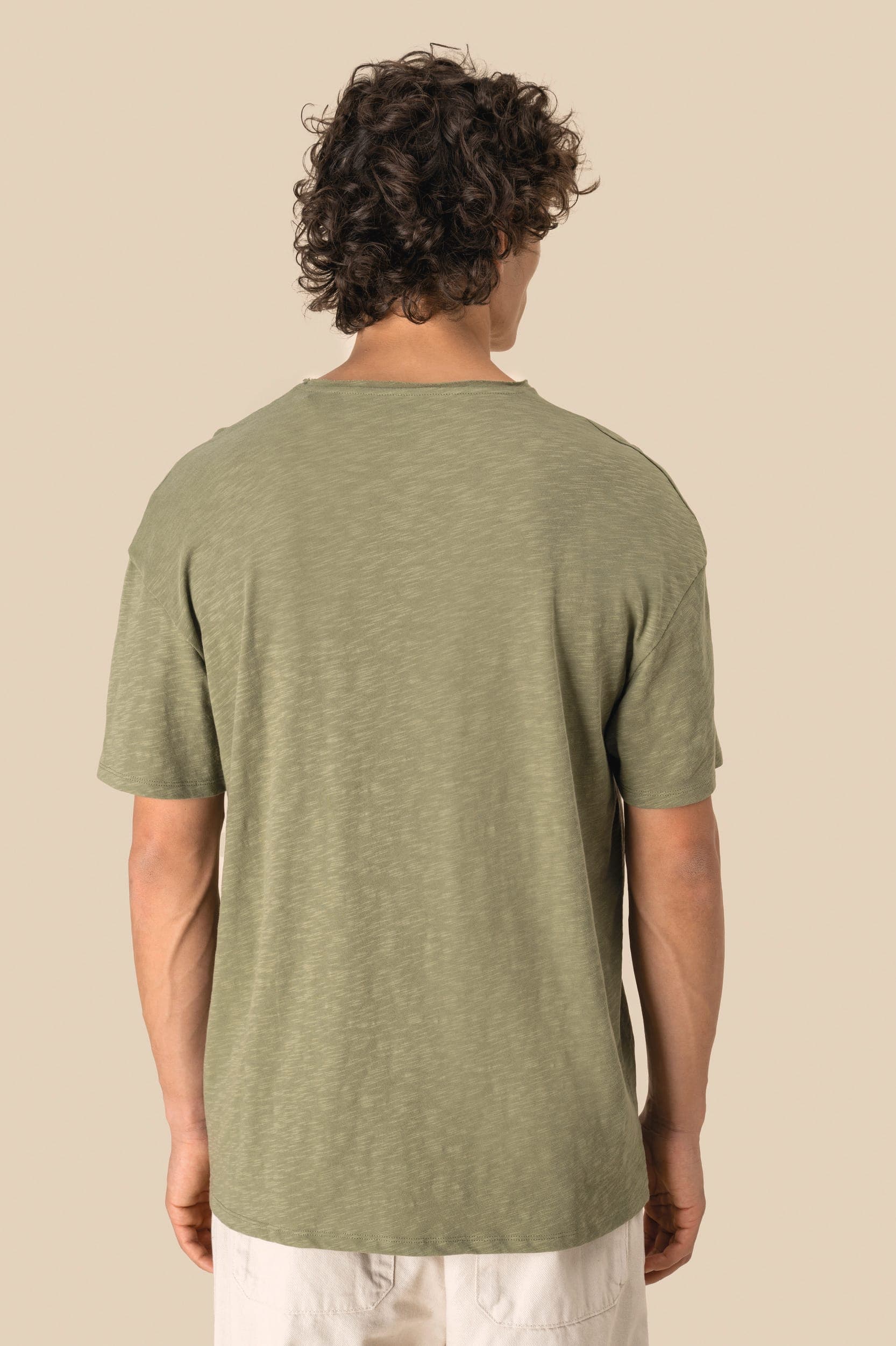 T-shirt écoresponsable col slub à épaules tombantes homme en situation