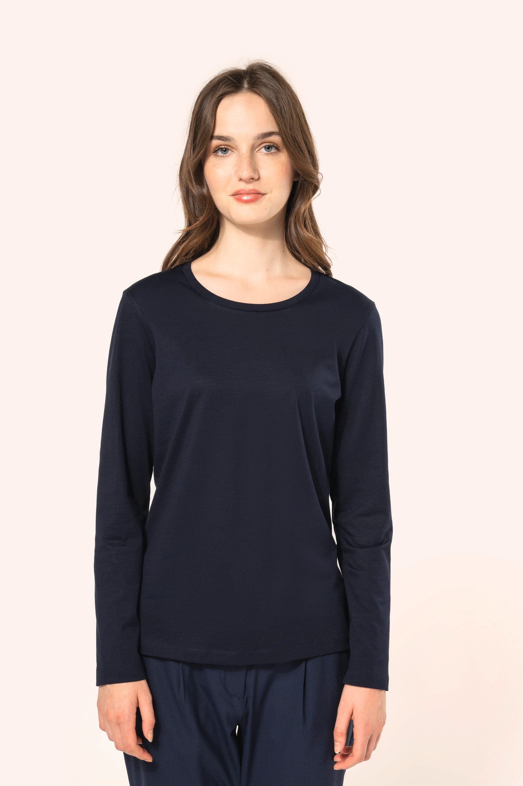 T-shirt Supima® col rond manches longues femme en situation