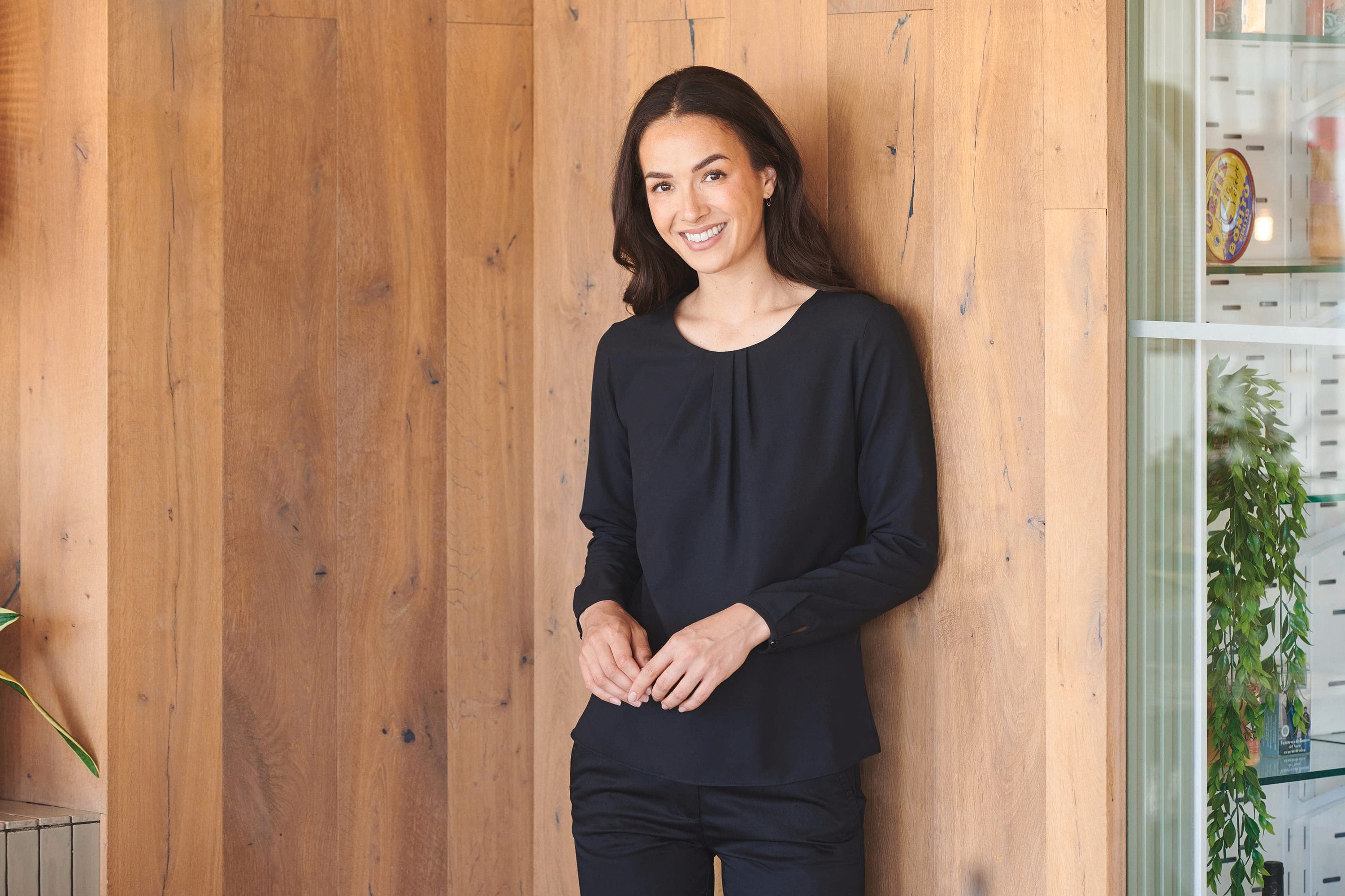 LADIES' PLEAT FRONT LONG SLEEVED BLOUSE en situation